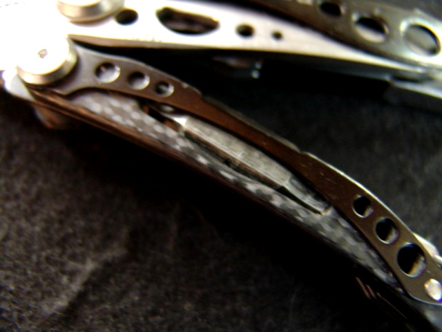 LEATHERMAN SKELETOOL CX–RETIRED–SERRATED–CARBON FIBER TRIM–MULTI TOOL