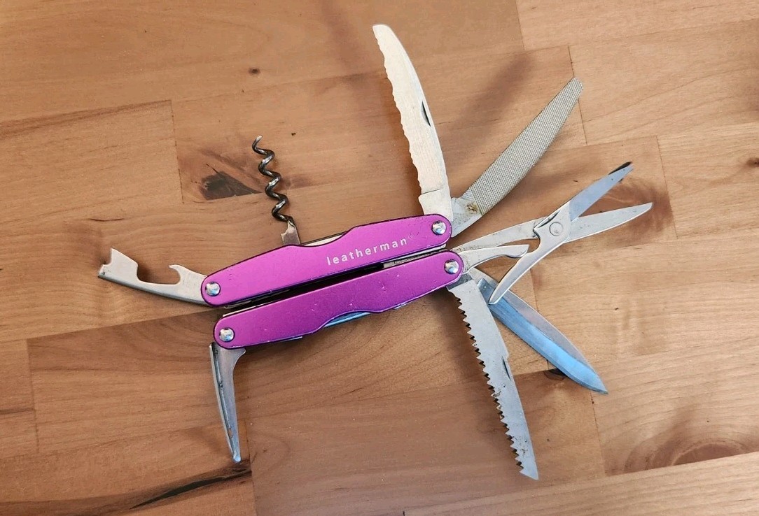 RARE Leatherman Juice XE6 Purple Thunder Pliers Multitool- Great Condition U8