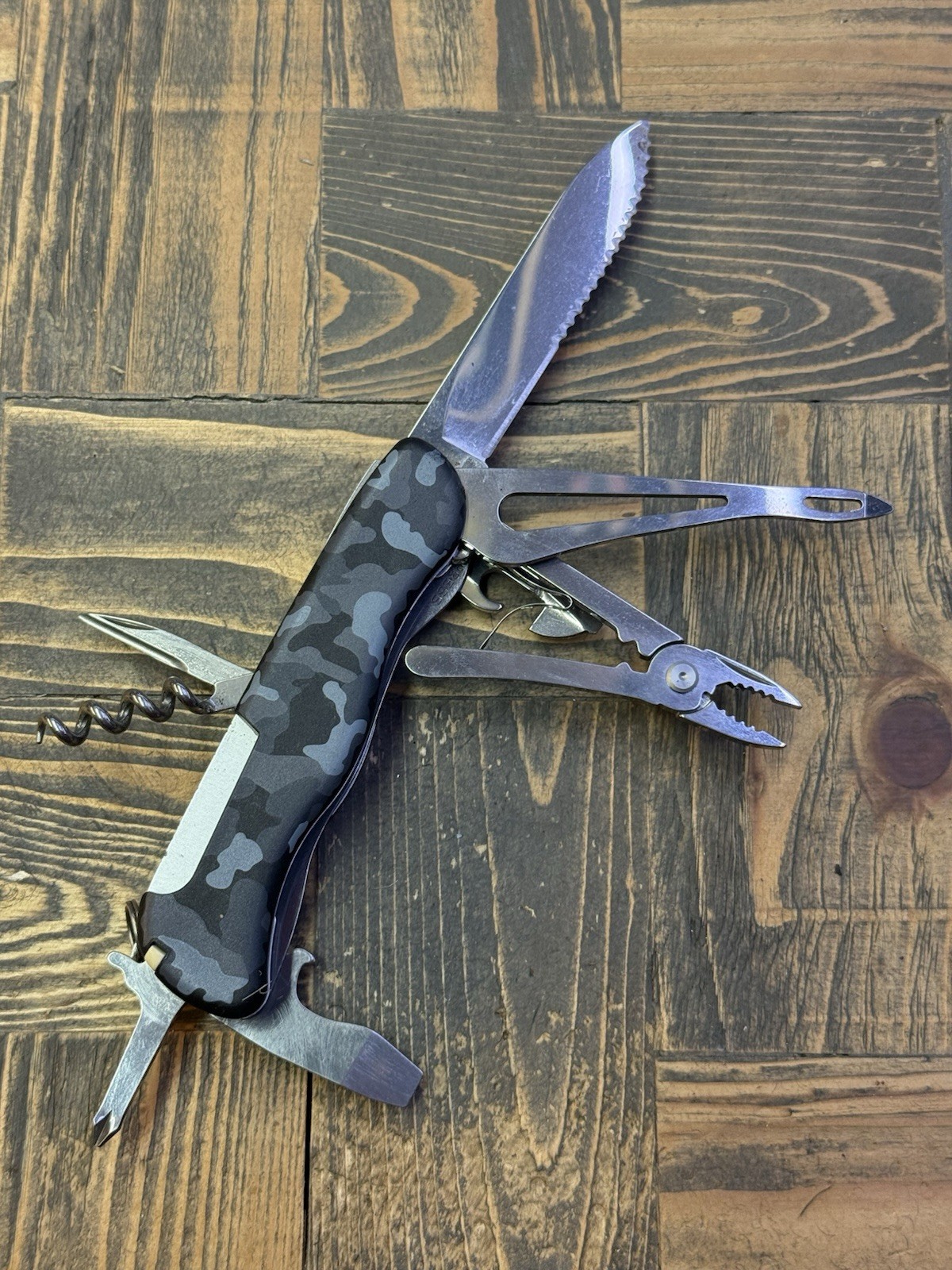 Victorinox Skipper 111mm Swiss Army Knife Lockblade Camo Gray Used