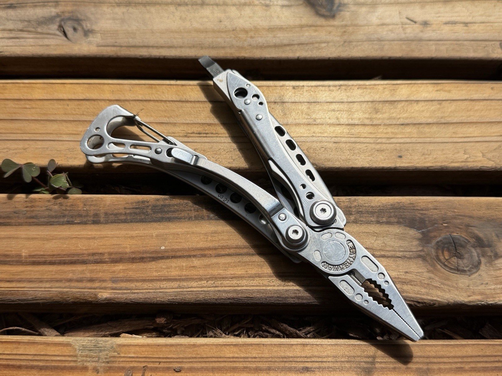Leatherman Skeletool Multi-Tool Folding Pliers Knife Blade Carabiner Silver