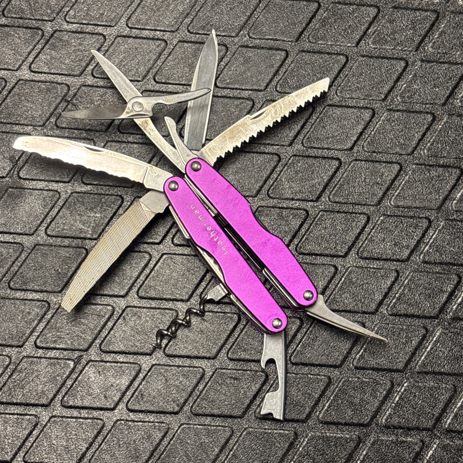 RARE Retired Leatherman Juice XE6 Thunder Purple