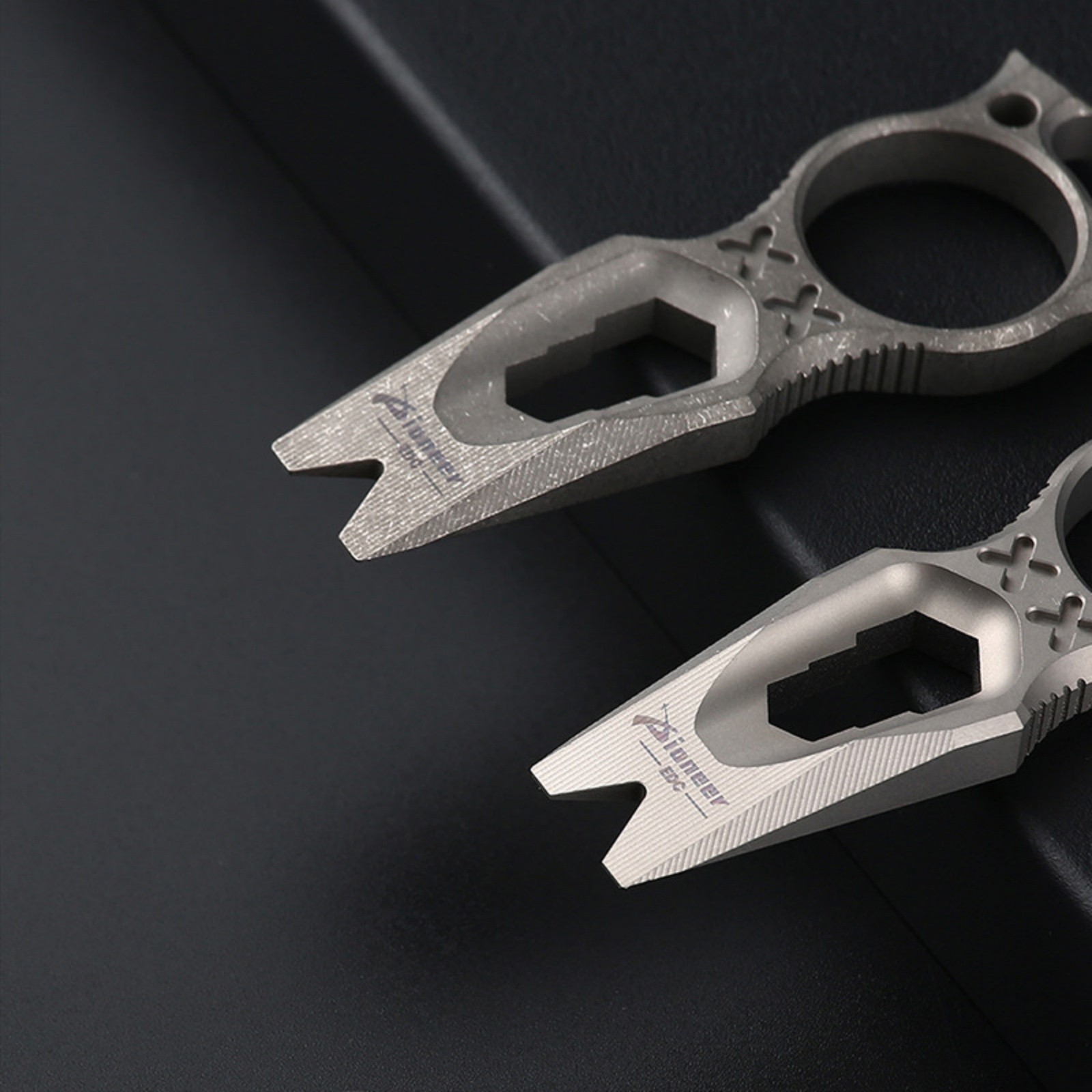 Titanium Alloy EDC Knuckle Pry Bar Multi-Tool Keychain Pendant Durable