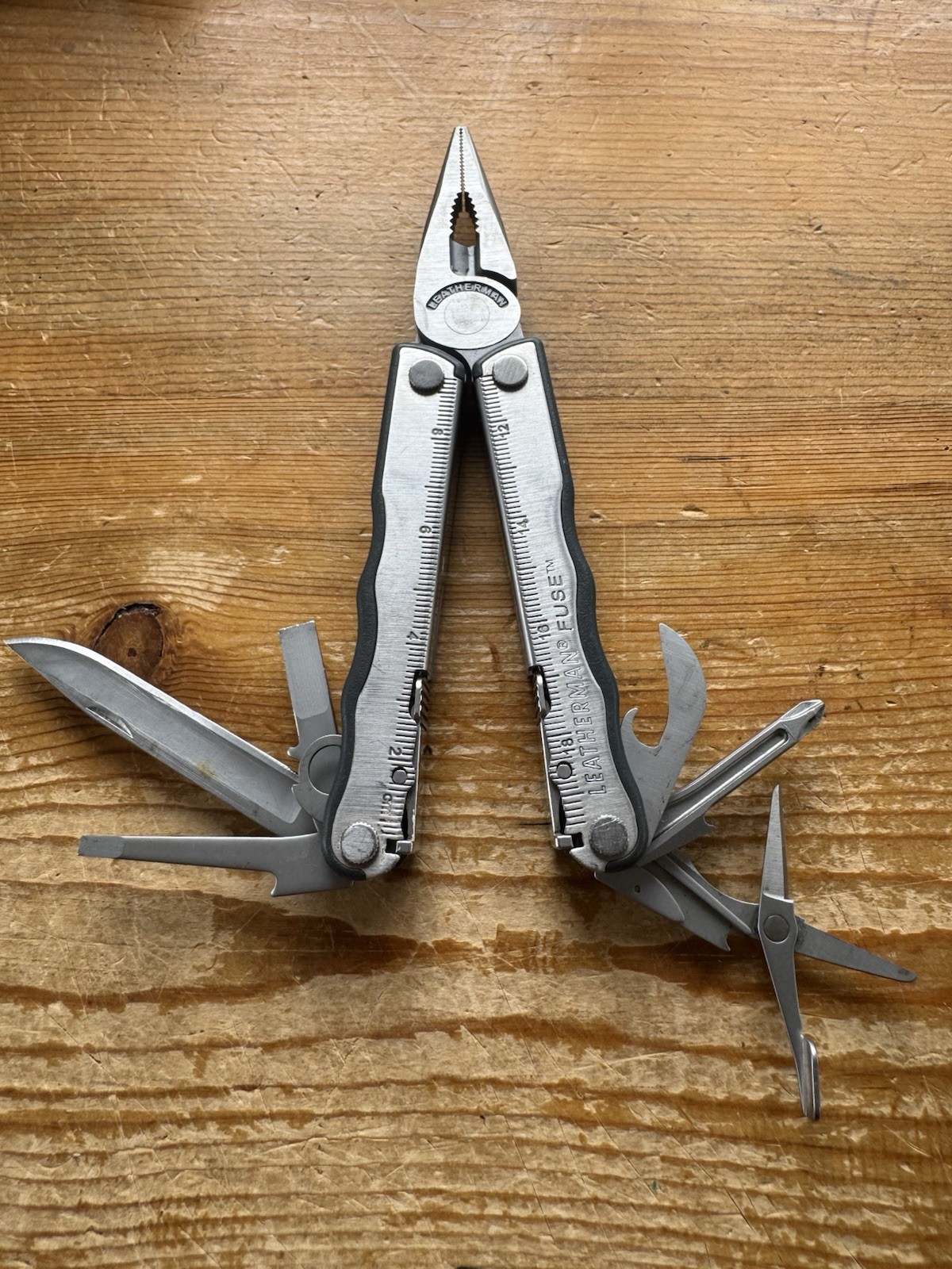 LEATHERMAN FUSE MULTI TOOL PLIERS KNIFE W/ SCISSORS & SCREWDRIVERS