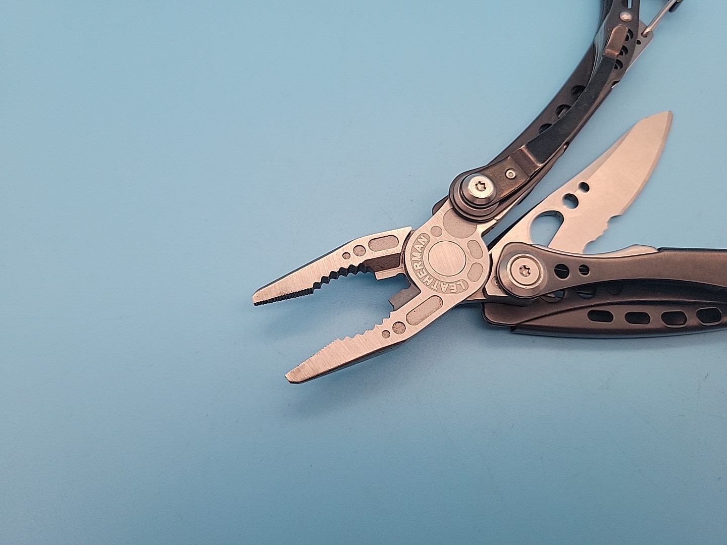Leatherman Skeletool CX Multi-Tool – Combo Edge 154CM Blade – Driver Bits