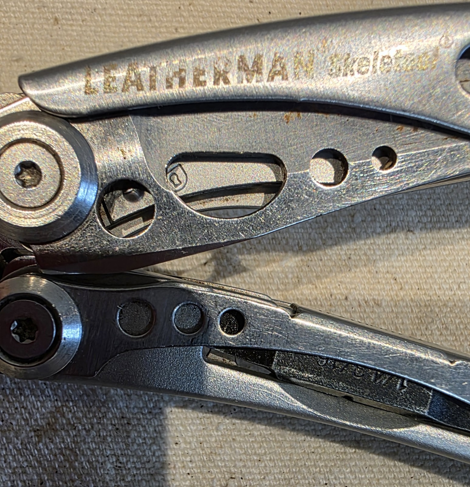 Leatherman Skeletool Multi-Tool Stainless Pocket Knife Plier Carabiner Sheath