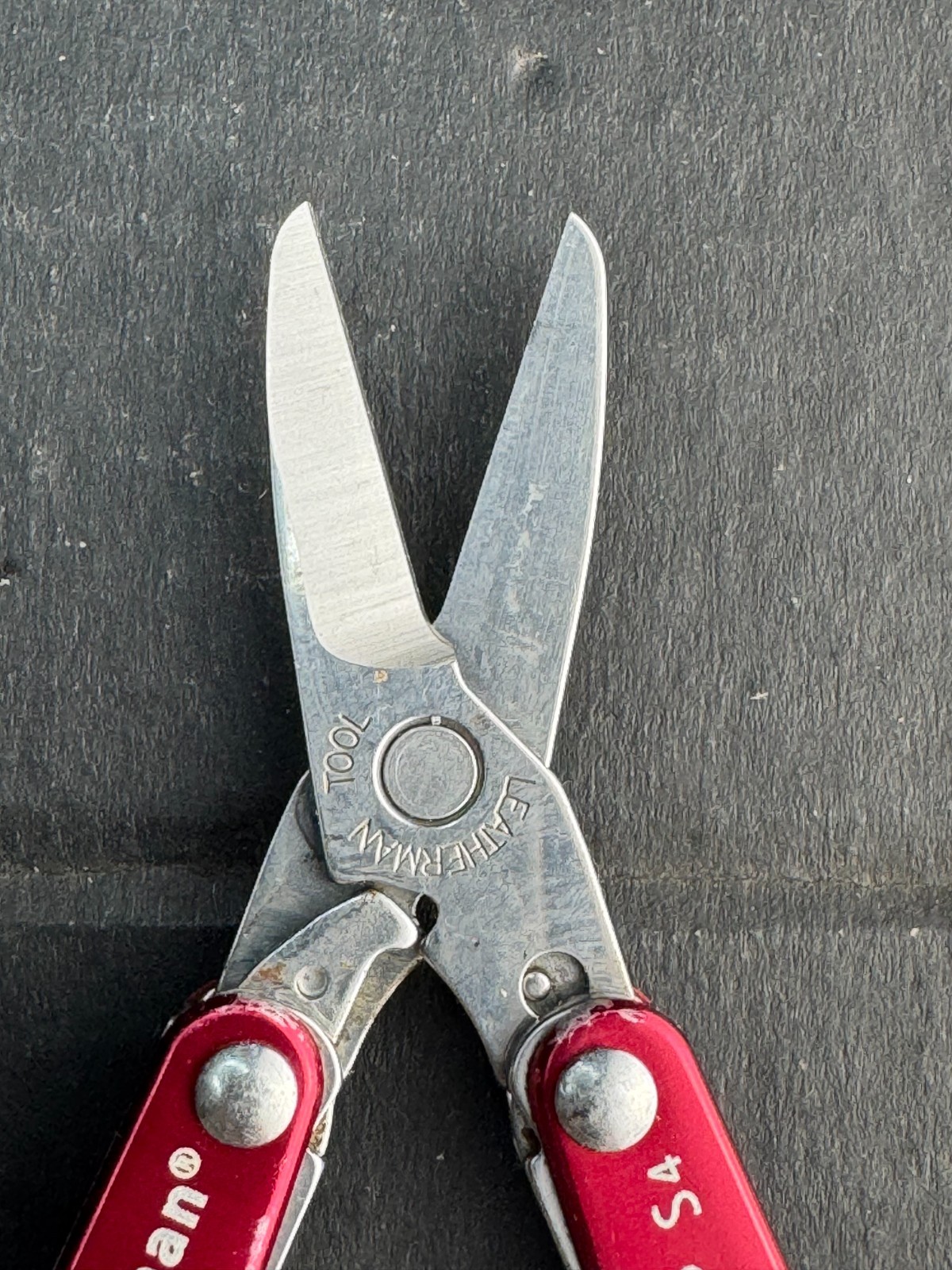 Leatherman Squirt S4 Stainless Steel Multitool Keychain – red