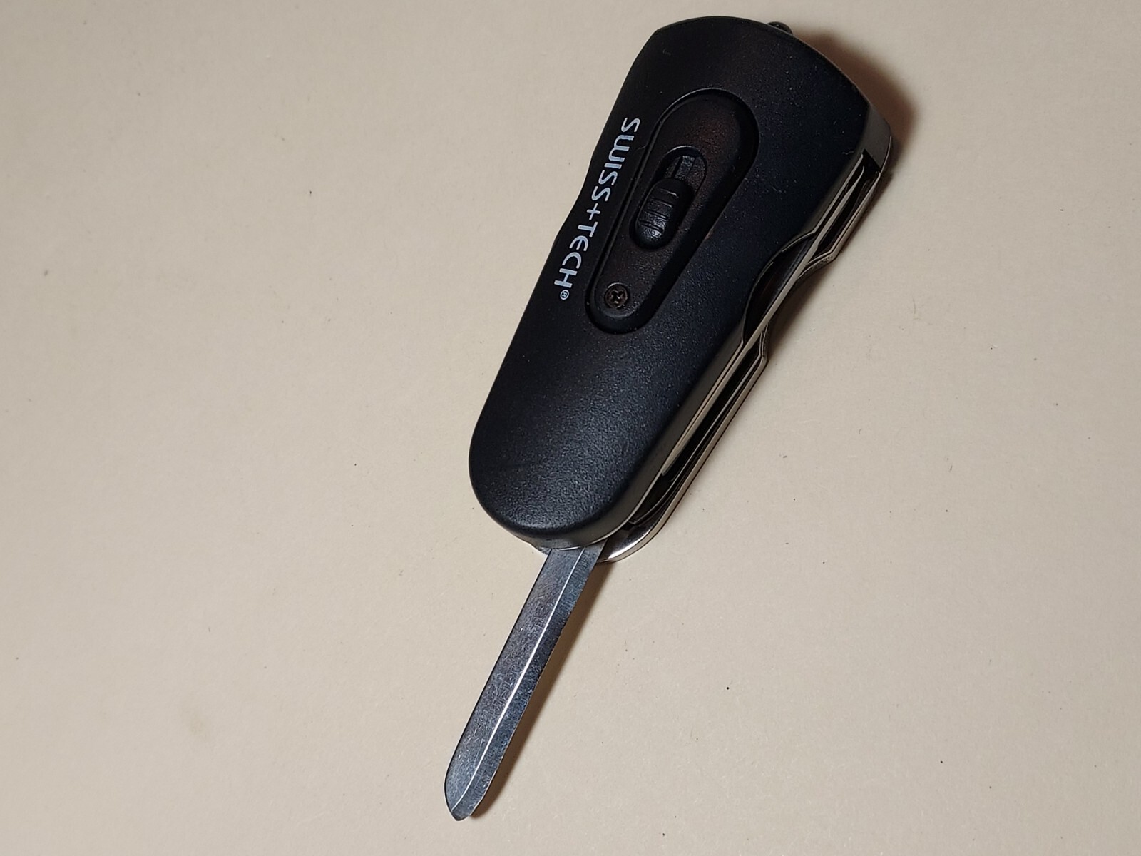 Swiss+Tech Swivel Tool 8-in-1 bottle opener multi tool – light does not work