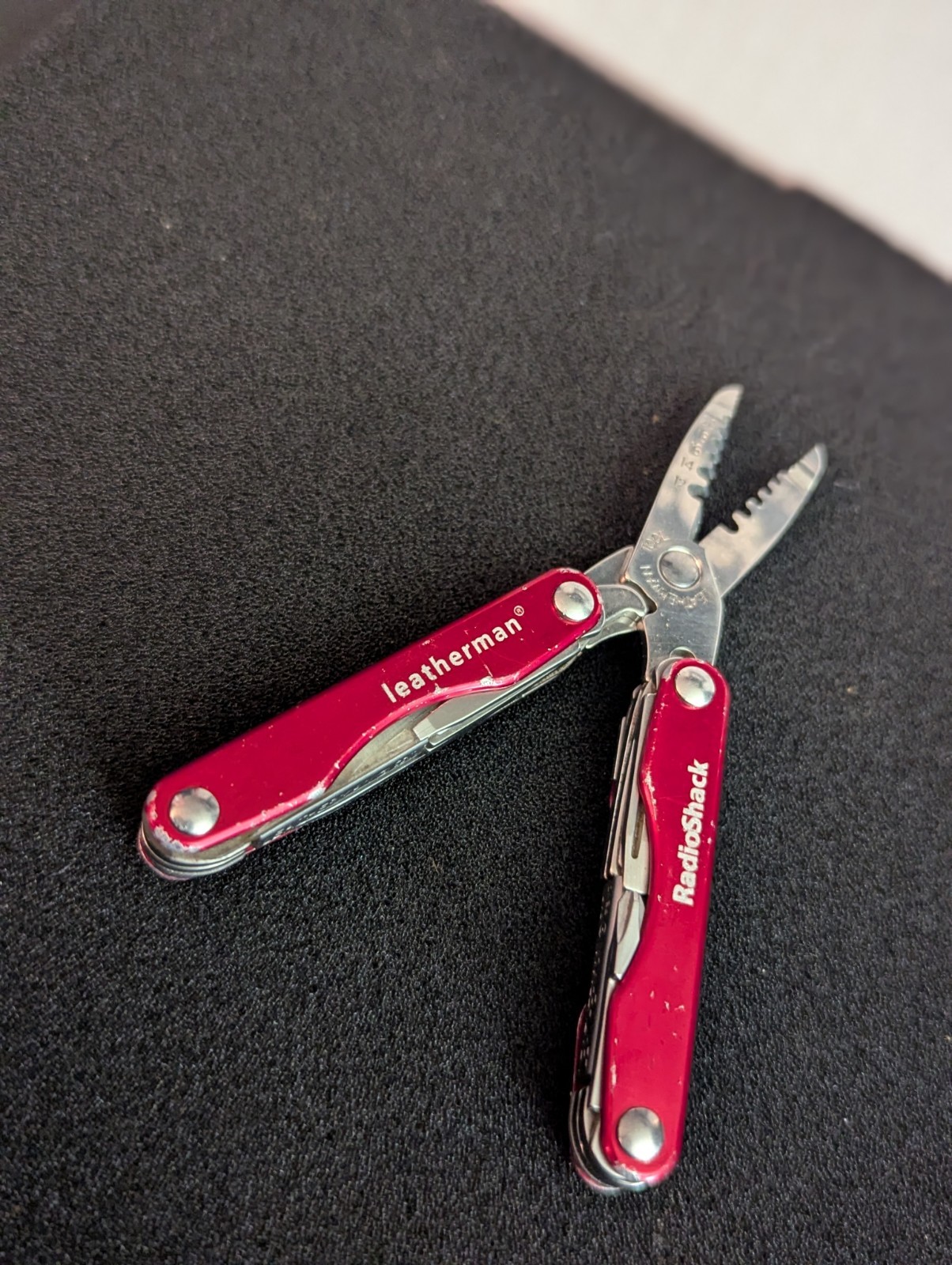 LEATHERMAN SQUIRT E4 RADIOSHACK RED MULTI-TOOL: LIGHTLY USED: DISCONTINUED