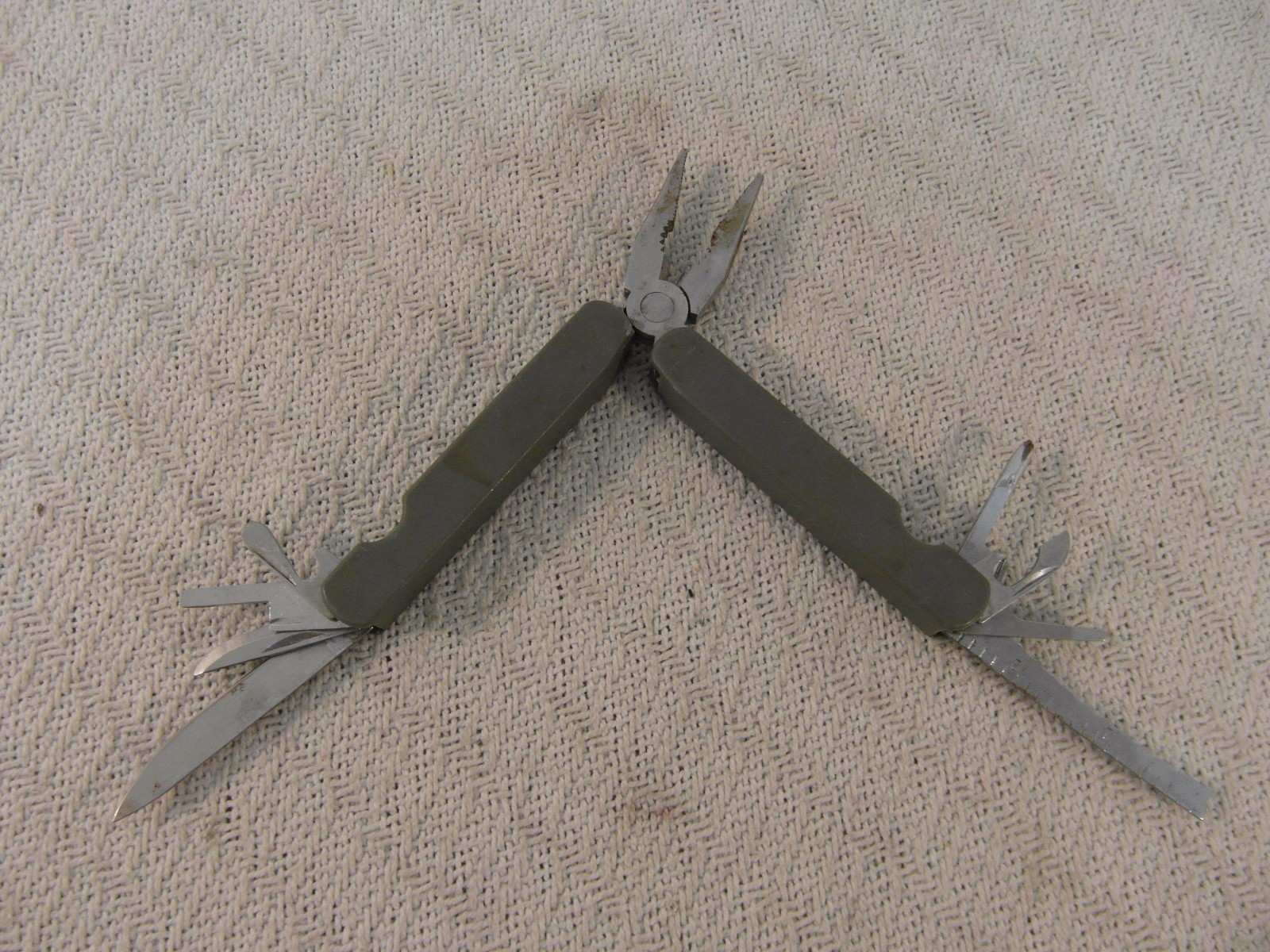 VINTAGE Bell Brand Gray Multi Tool Knife, Phillips Head, Scaler, FISH HOOK REMOV