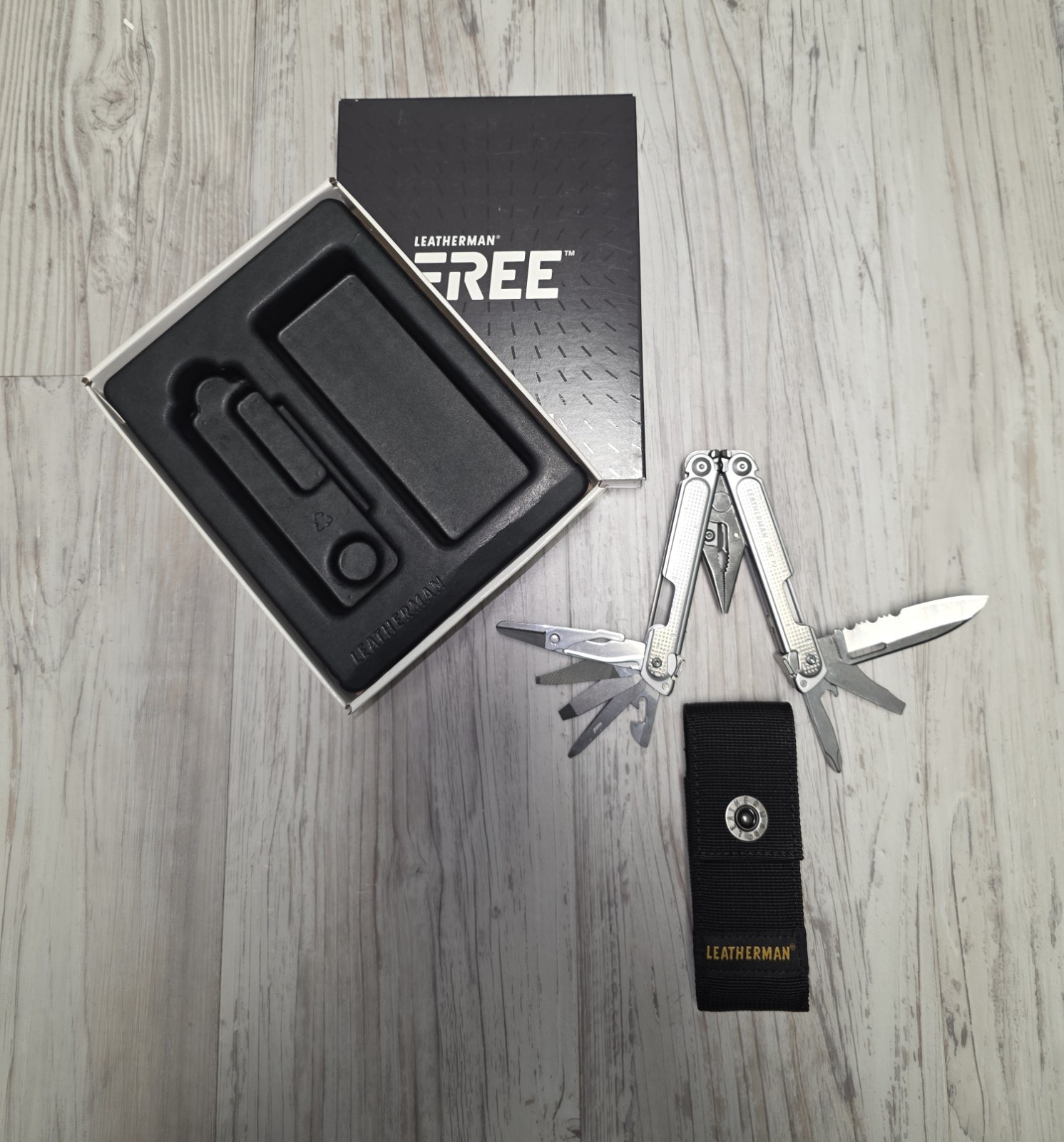 Leatherman FREE P2 Stainless Multi-Tool w/ Sheath! NEW IN BOX! -DISCONTINUED-