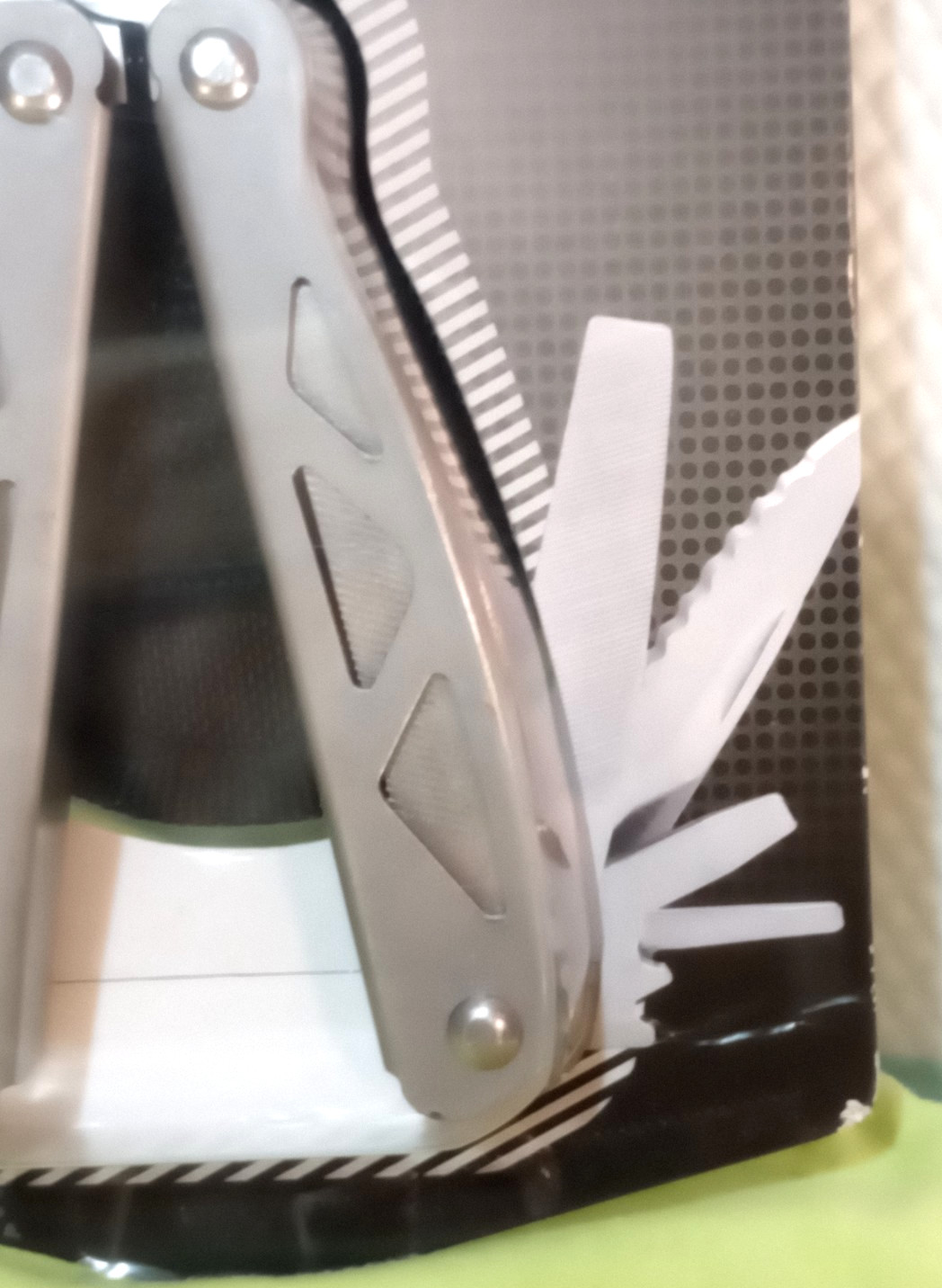 Sheffield 12-in-1 Multi Tool #5725 New Sealed Includes Sheath Carrying Case
