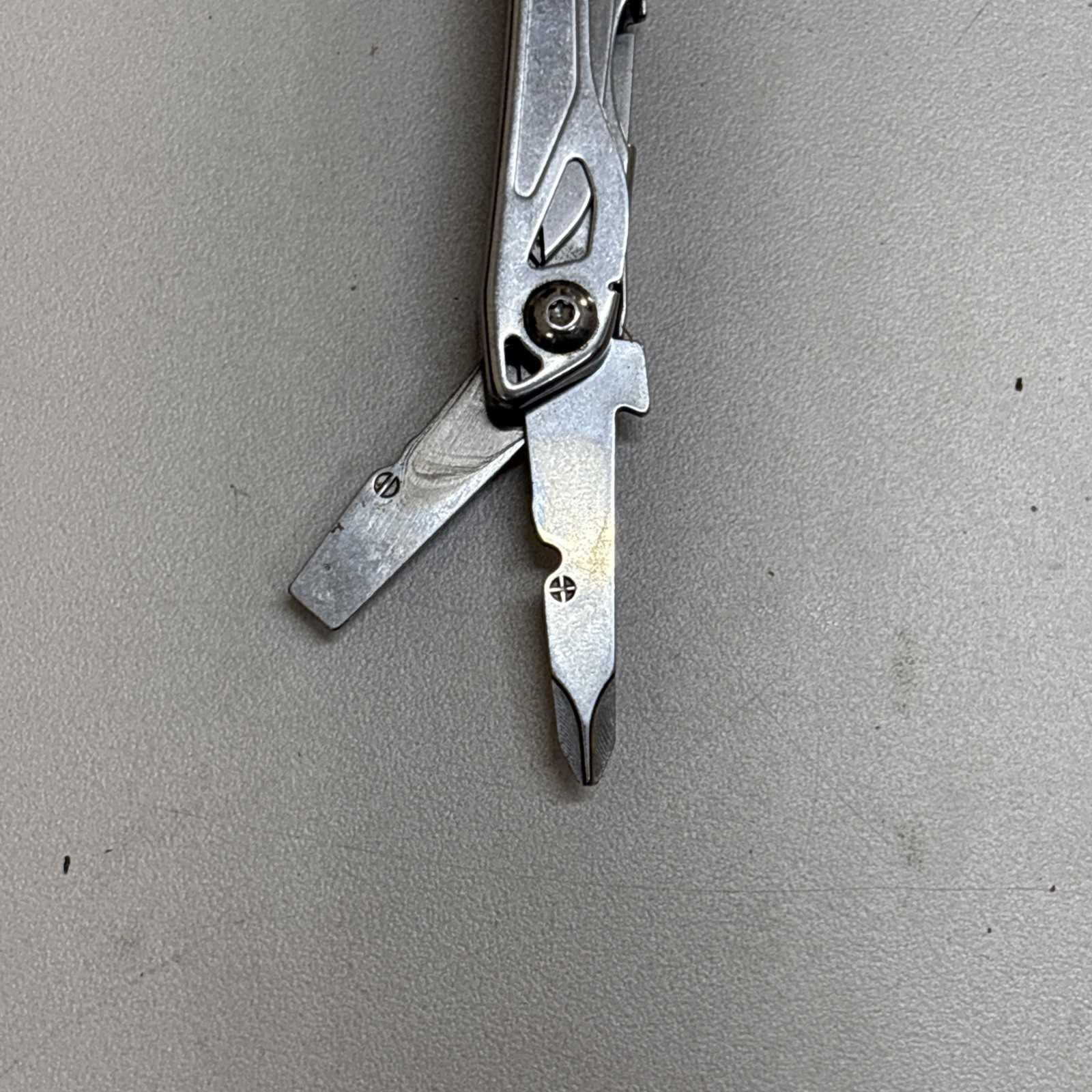 Leatherman Wingman Multitool with 14 tools Needle Nose pliers, wire cutter (036)