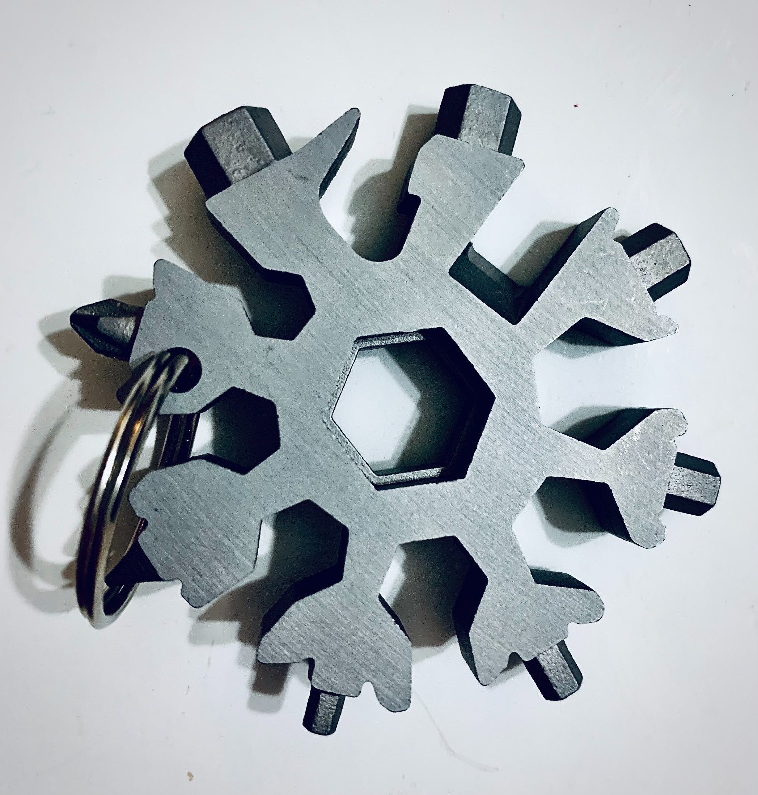 Amenitee Snowflake Multi-tool Key Ring – stainless steel, with drawstring bag