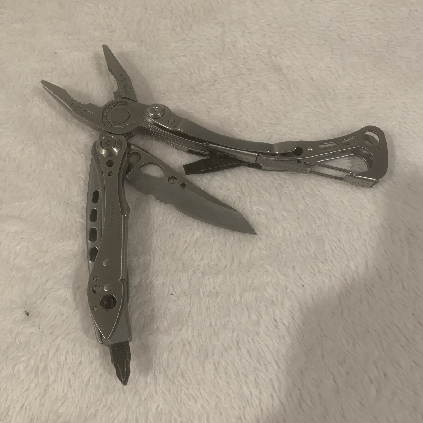 LEATHERMAN Skeletool Multi Tool – Combo Edge Blade Knife Pliers Carabiner!