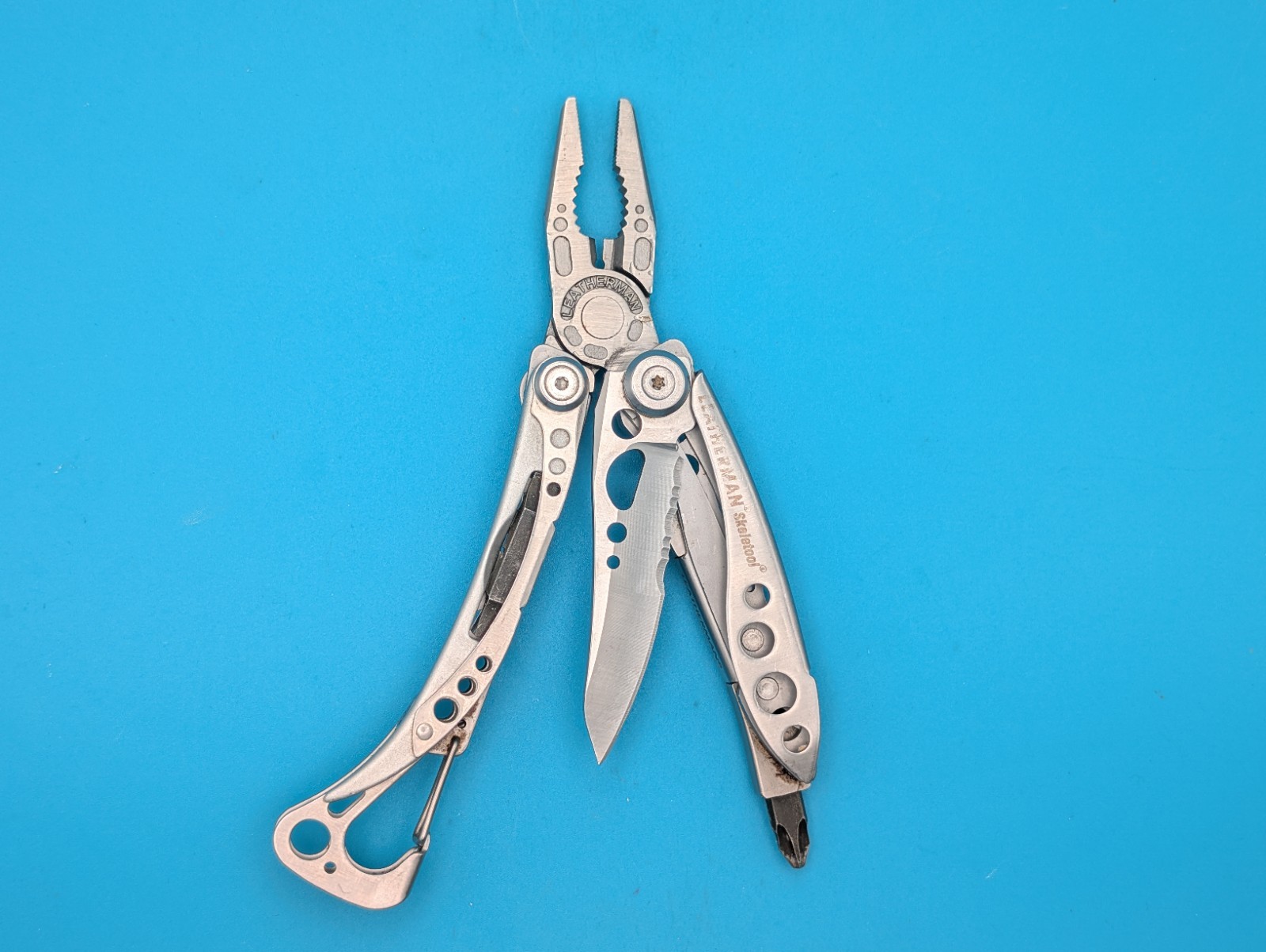 LEATHERMAN Skeletool Multi Tool – Combo Edge Blade Knife Pliers Carabiner!!!