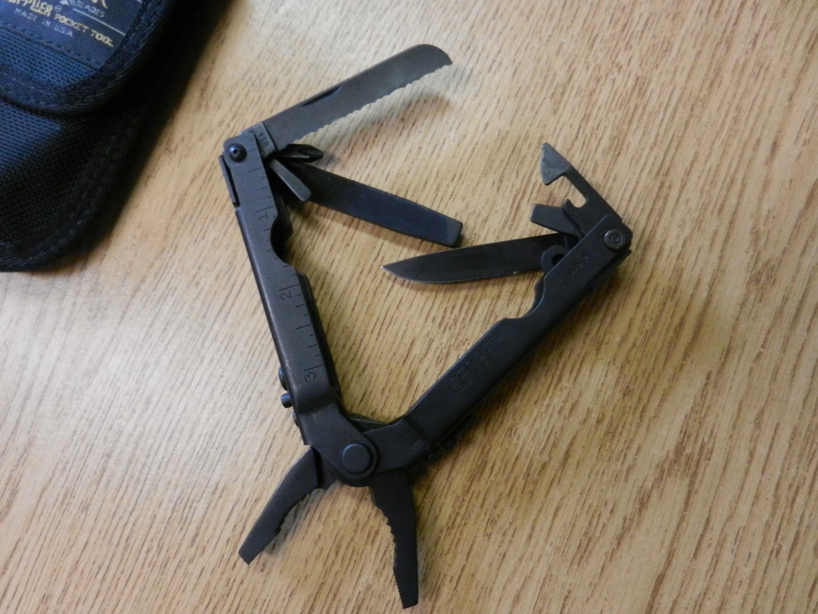 Gerber Black Multi Tool US Patent 5142721 & 5212844 W / Sheath 4 1/2″ Long
