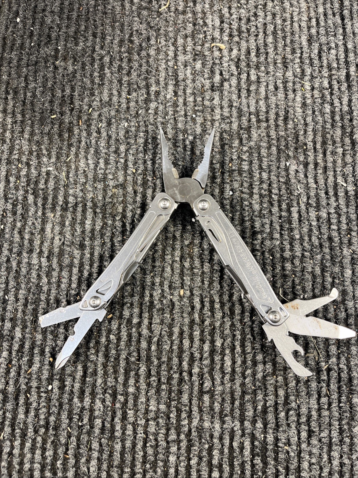 Leatherman Wingman Multitool with 14 tools Needle Nose pliers, wire cutter (034)