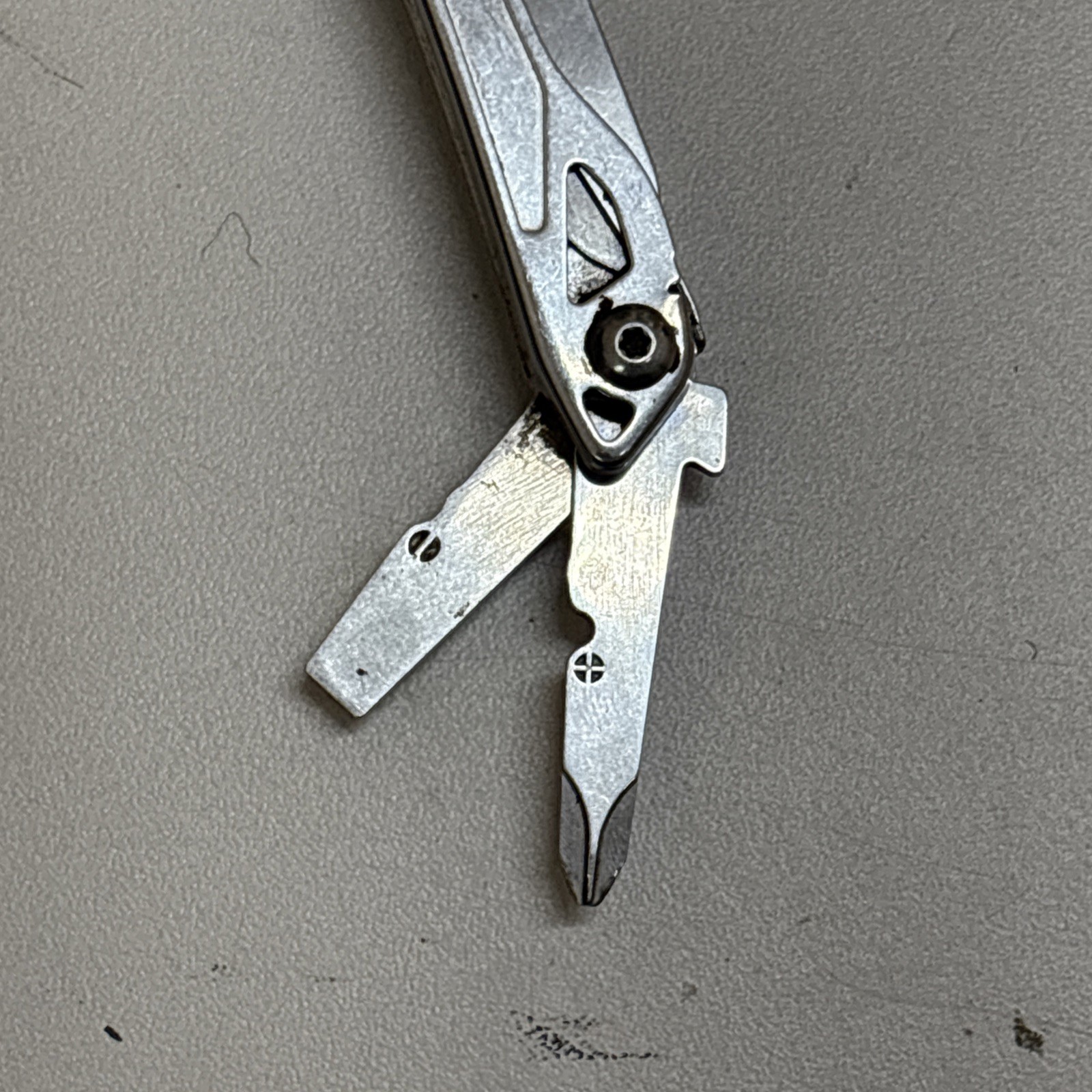 Leatherman Wingman Multitool with 14 tools Needle Nose pliers, wire cutter (026)