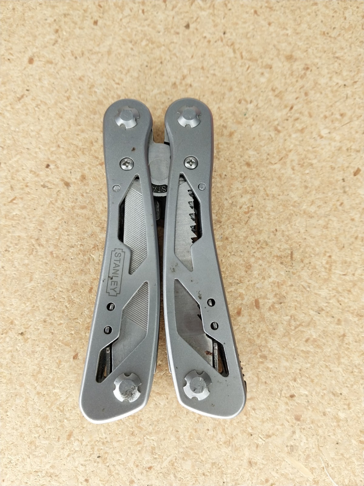 STANLEY MUTI TOOL STAINLESS 2CR 9 TOOL FUNCTIONS