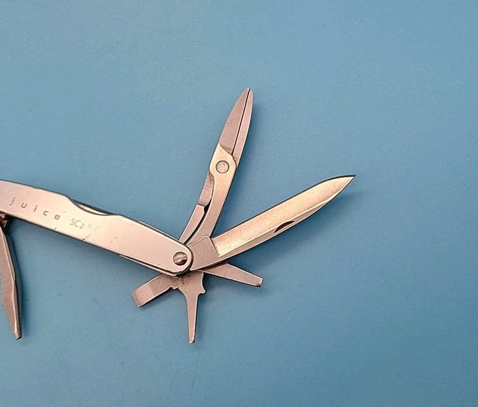 Leatherman JUICE SC2 Multi-Tool – Dated 1202- Gray – Pliers, Corkscrew