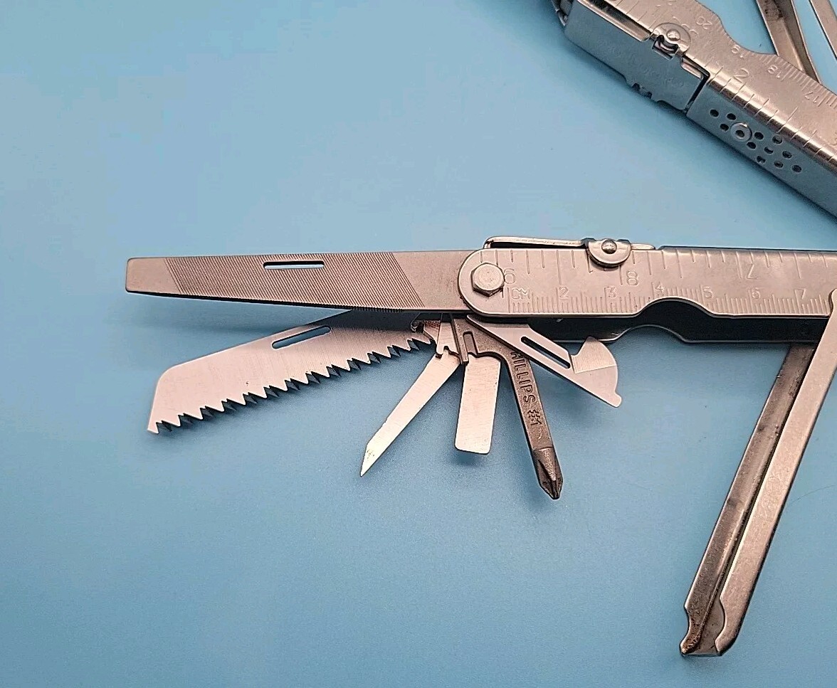 SOG PowerLock Multi-Tool – Compound Leverage Pliers – V-Cutter – 1/4 Driver