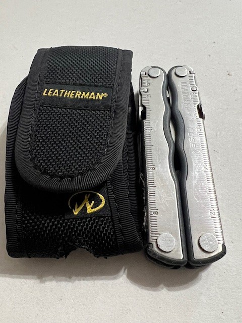 Leatherman Fuse Stainless Steel Multi-Tool with sheath – Great condition