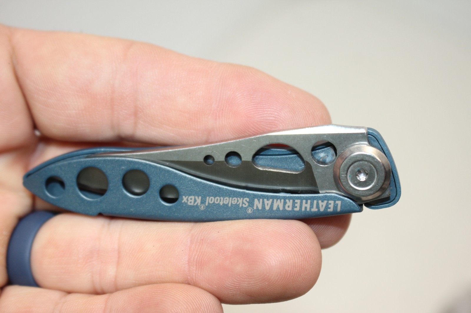 Leatherman Skeletool KBx Pocket Knife EDC Small Half-serrated, Blue, EUC!!!!