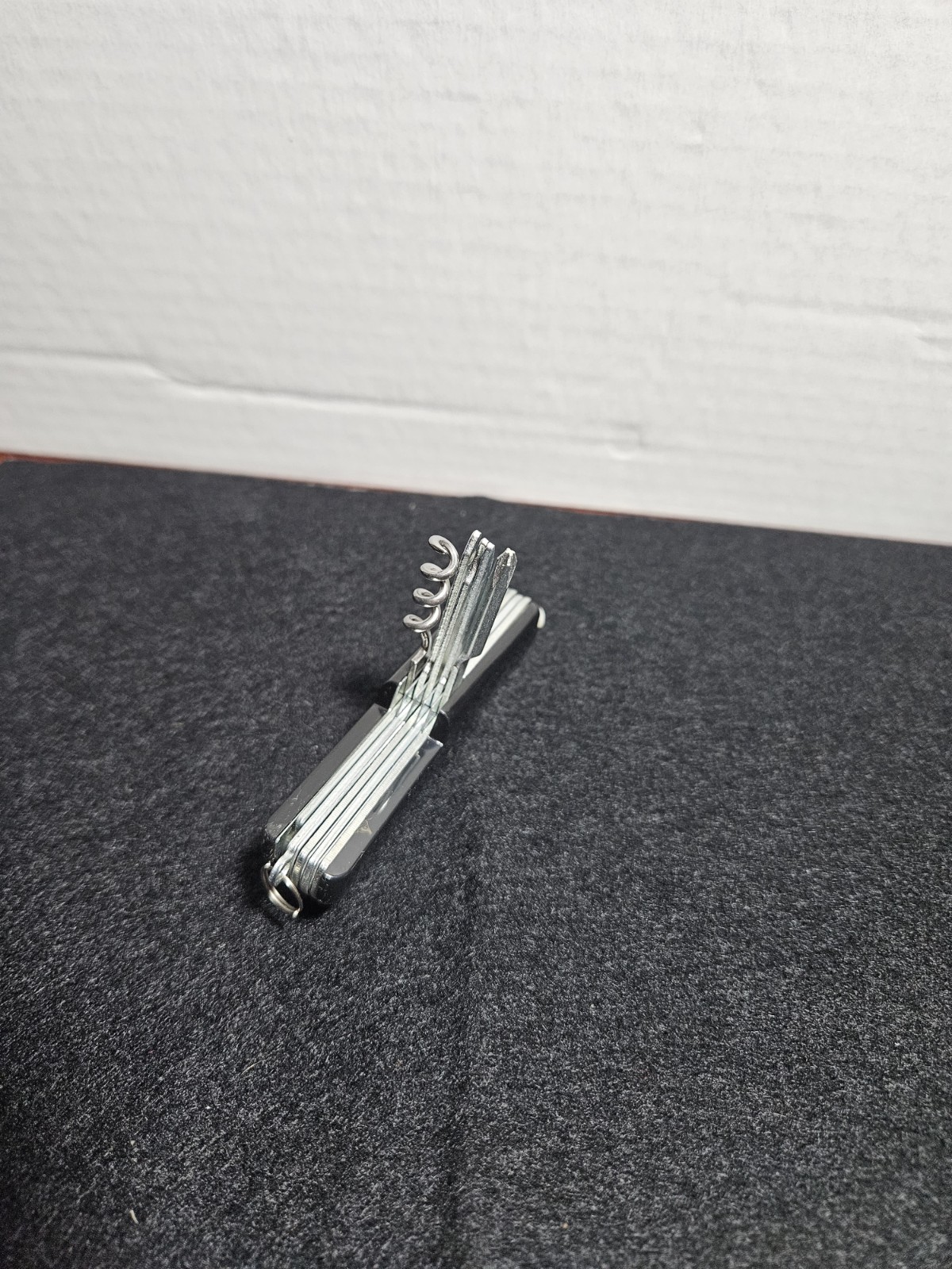 SE 16-in-1 Stainless Steel Pocket Knife Tool for Camping