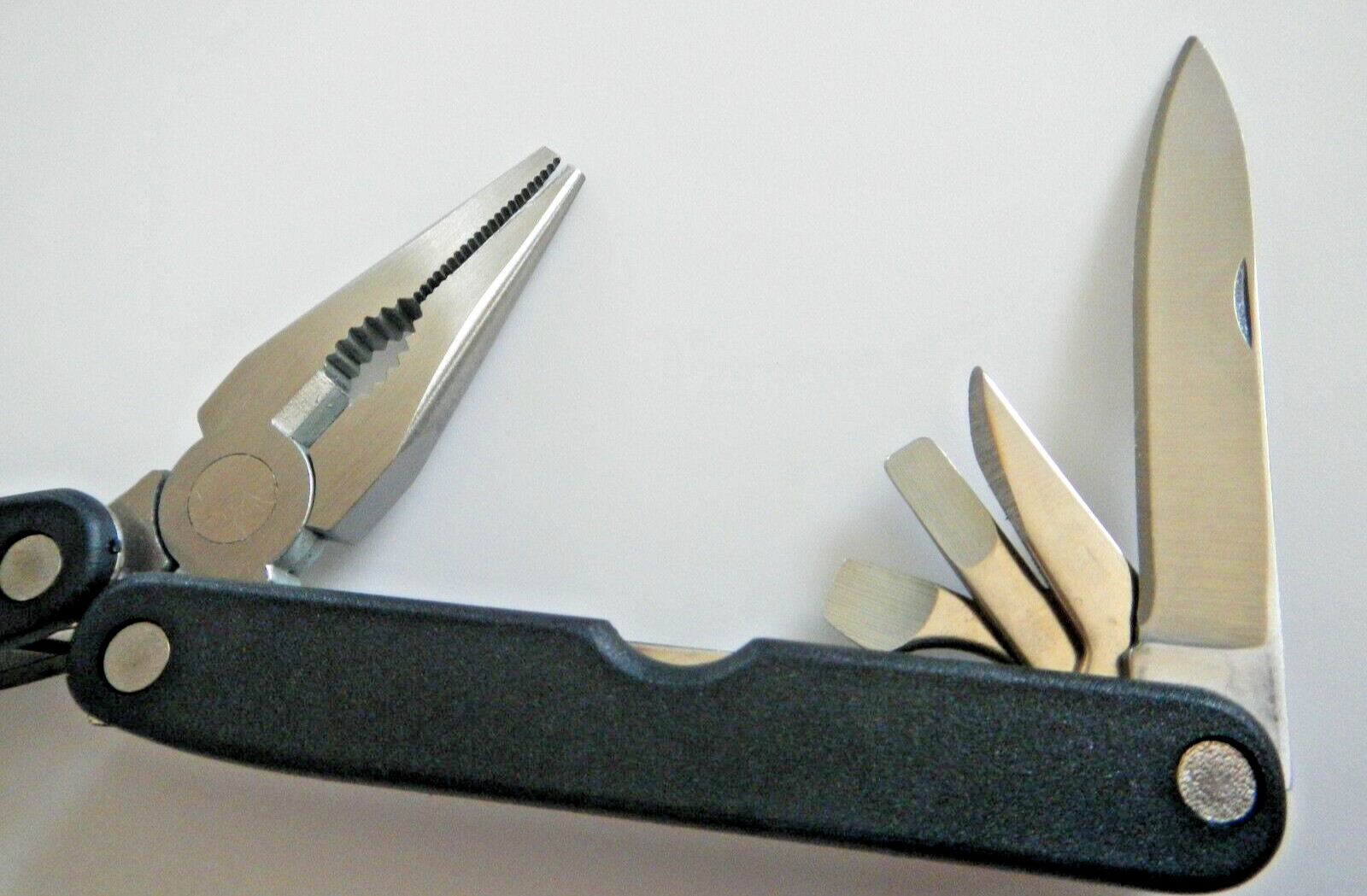 MULTI TOOL with FLASHLIGHT & CARRYING CASE – NEW – SEE PHOTOS FOR INFORMATION