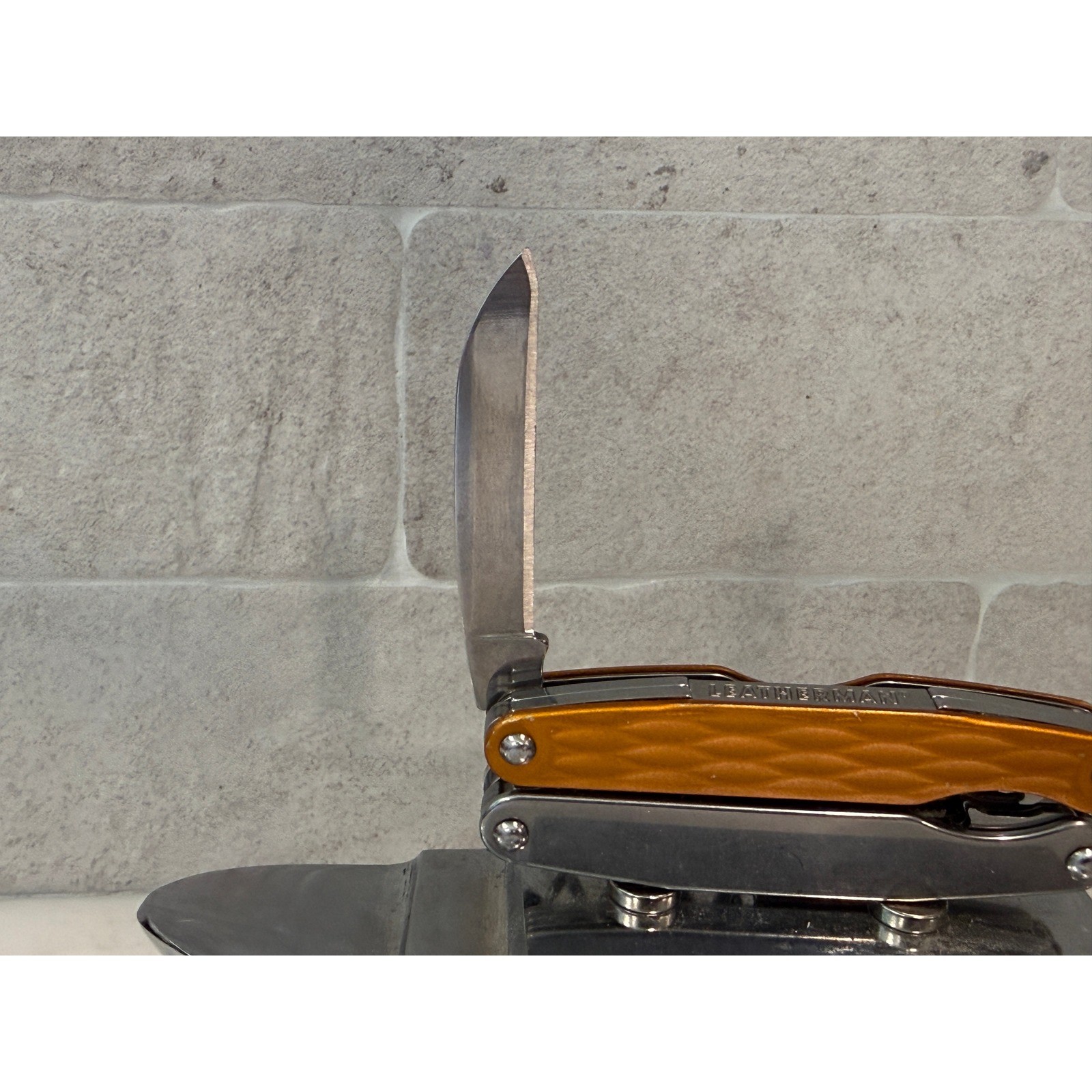 Leatherman Juice C2 Multi-Tool Sunrise Yellow Pocket Knife Corkscrew Pliers READ