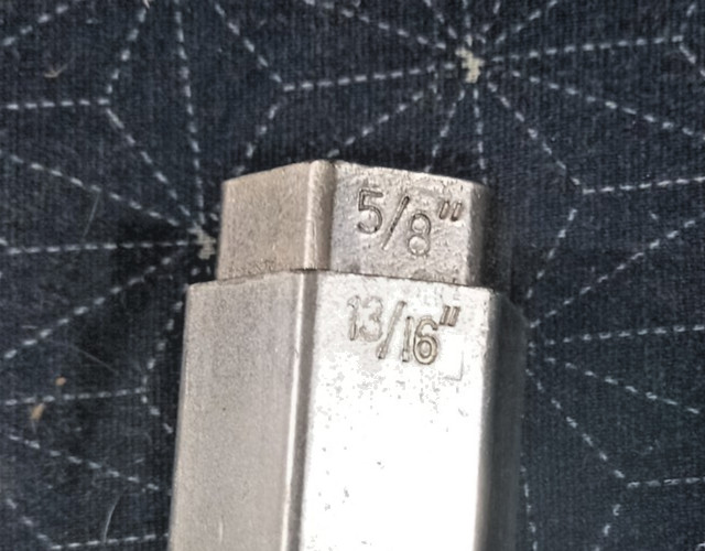 Arnold Gadget Multi Tool 13/16, 3/4, 5/8, 1/2 Sockets Slotted, Phillips Drivers