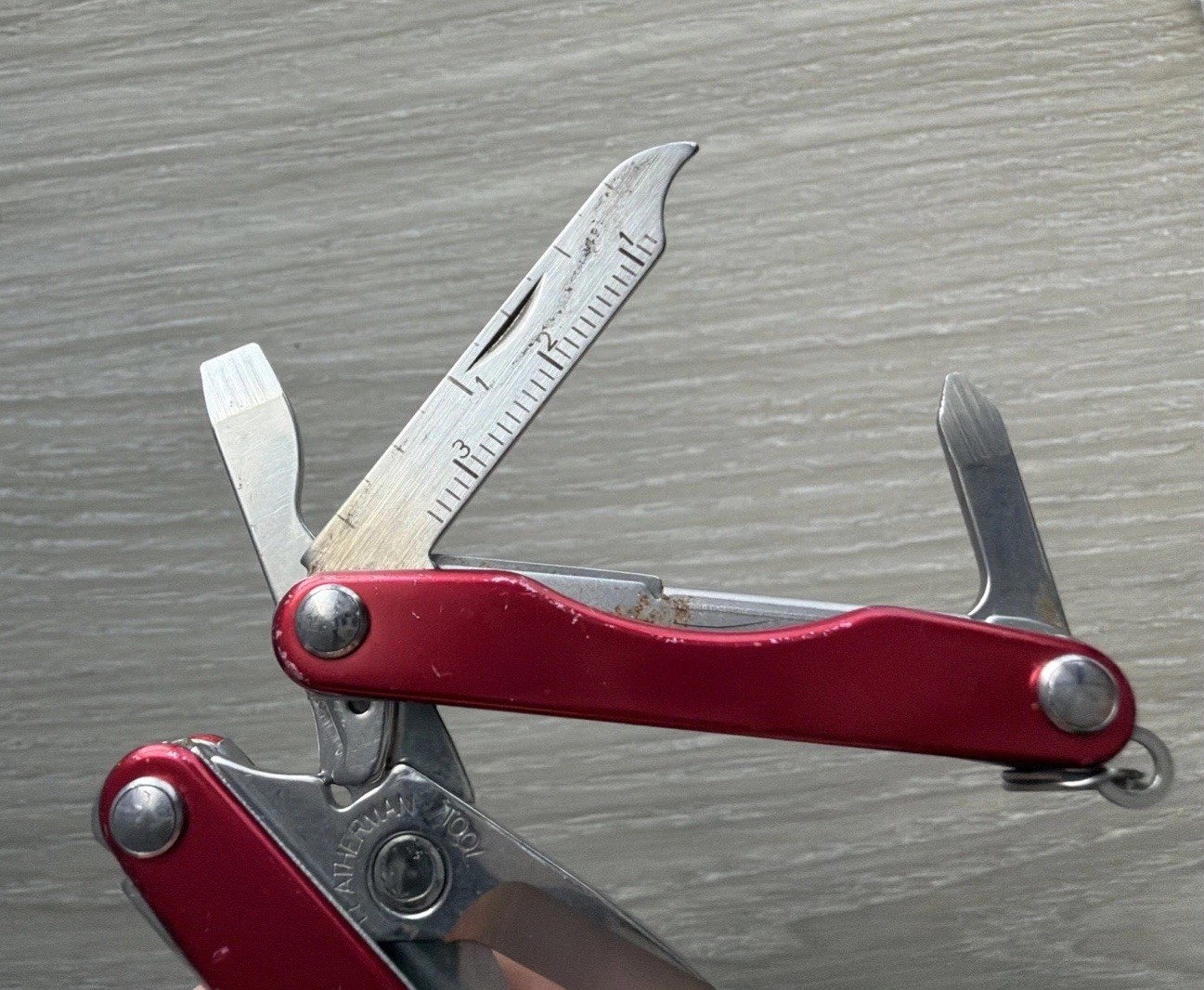 Leatherman Squirt S4 MultiTool Scissors Knife File Drivers Tweezers Red Metallic