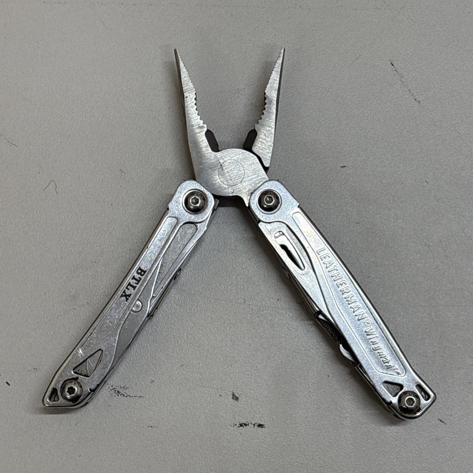 Leatherman Wingman Multitool with 14 tools Needle Nose pliers, wire cutter (026)