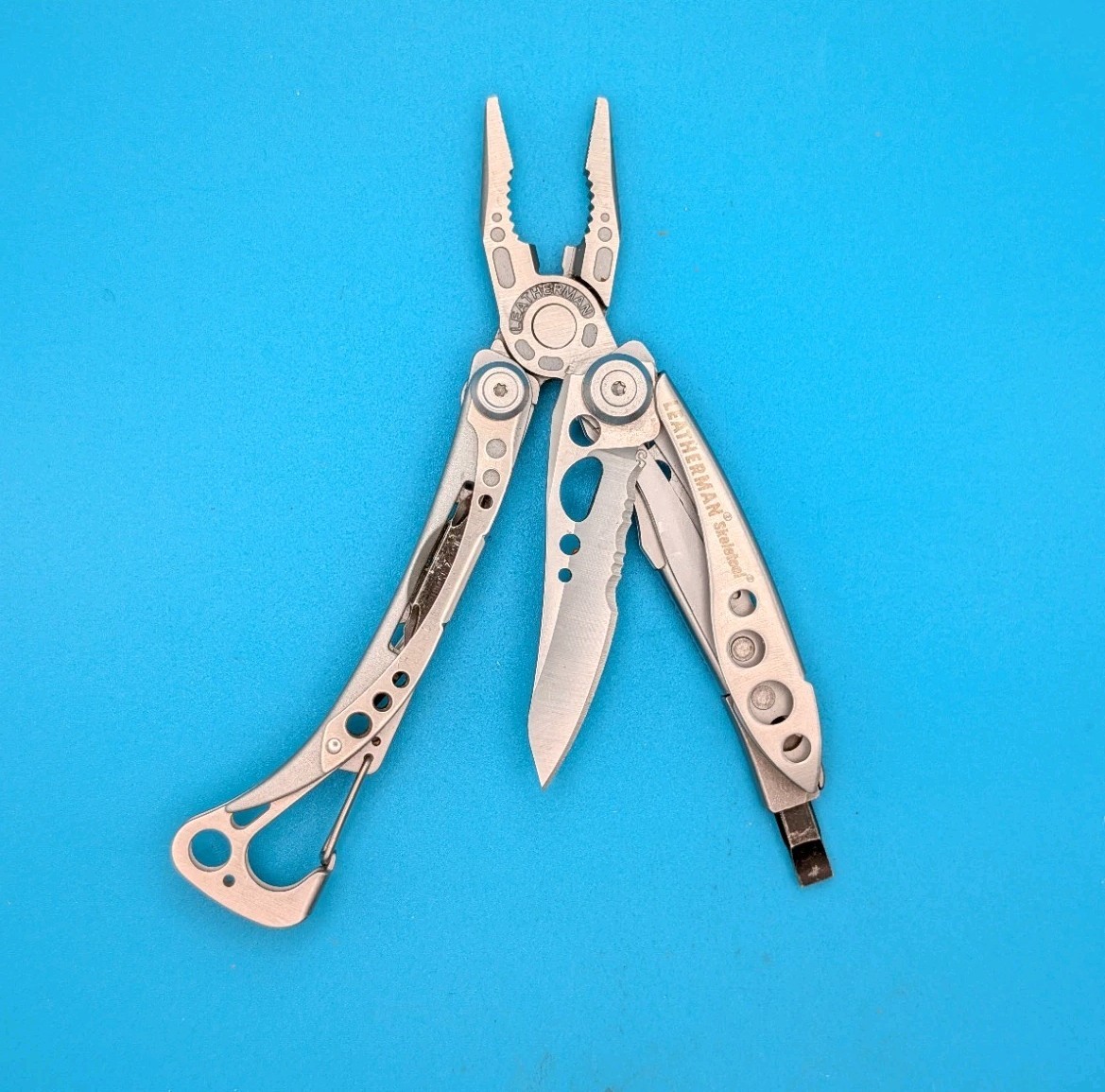 LEATHERMAN Skeletool Multi Tool – Combo Edge Blade Knife Pliers Carabiner!!!