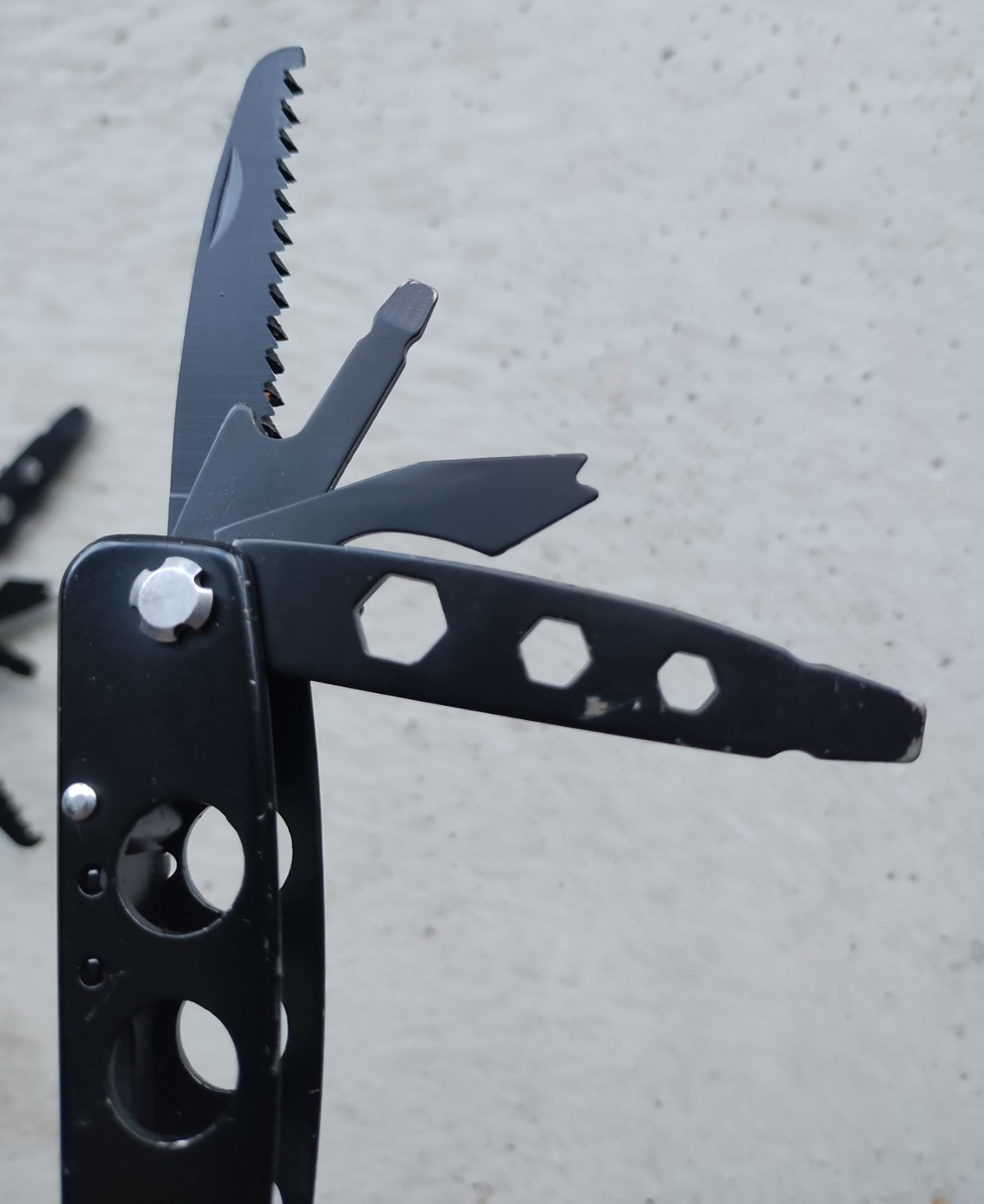 SMITH & WESSON S&W 16 FUNCTION MULTI-TOOL BLACK, EXCELLENT CONDITION, LOT OF 2