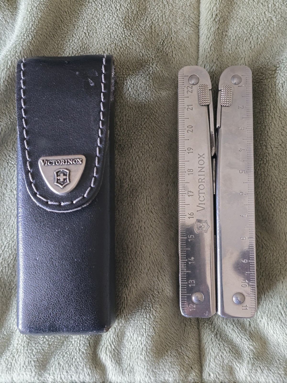Victorinox (Swiss Army) Swiss Tool Multi Tool – Pliers & Sheath