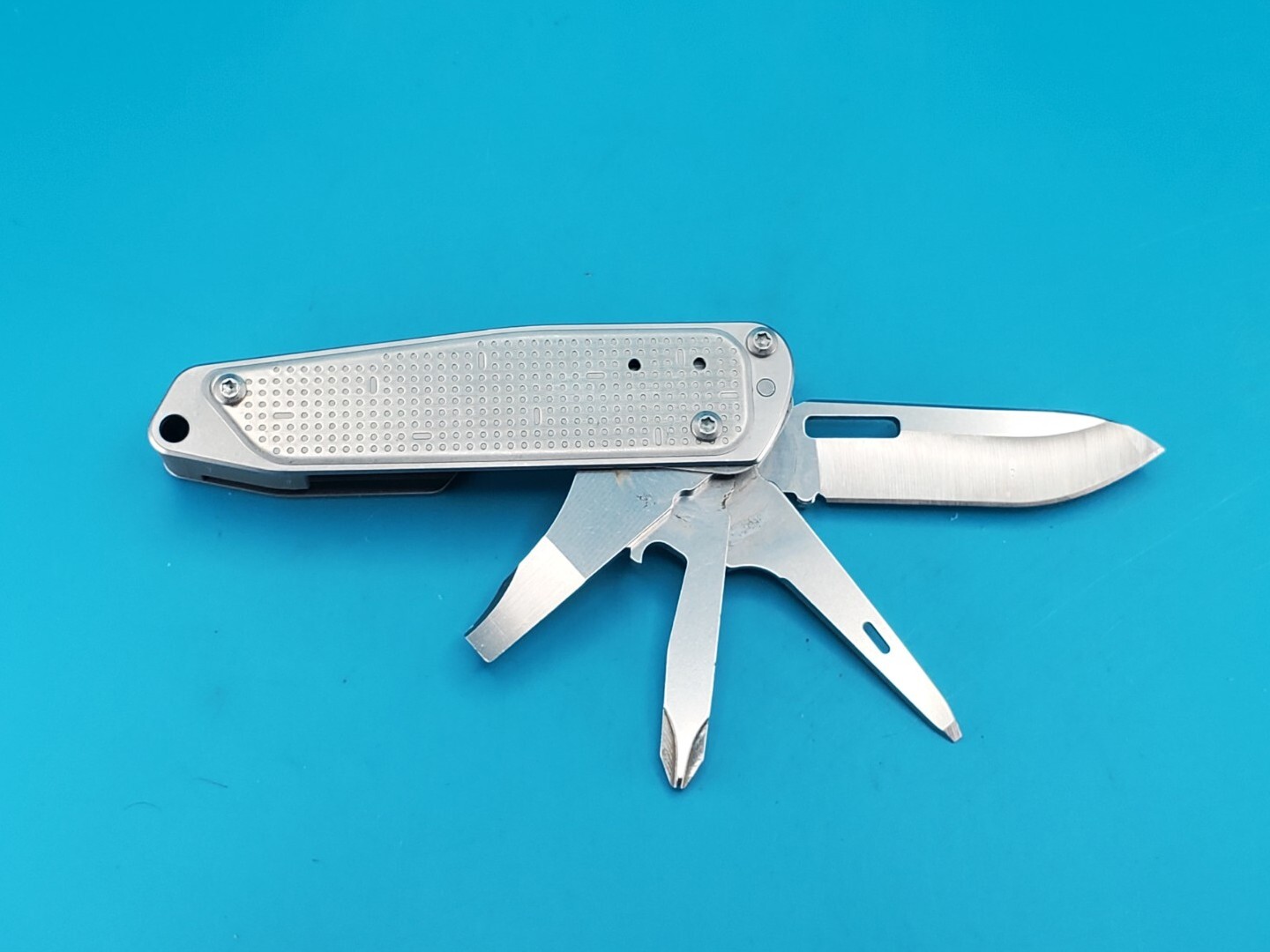 Leatherman FREE T2 Pocket Knife Multi-tool! *SCOBY BROS*