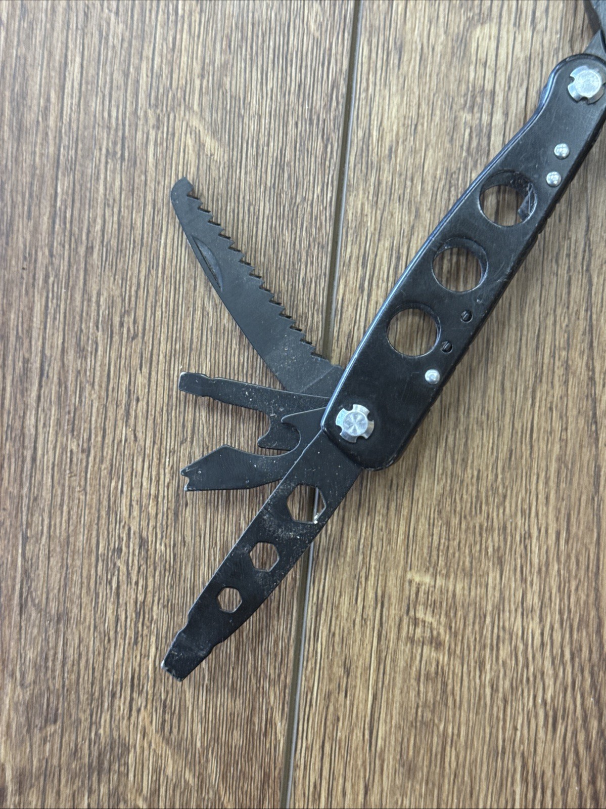 Used Smith & Wesson 16 Function Multi-Tool Black Knife