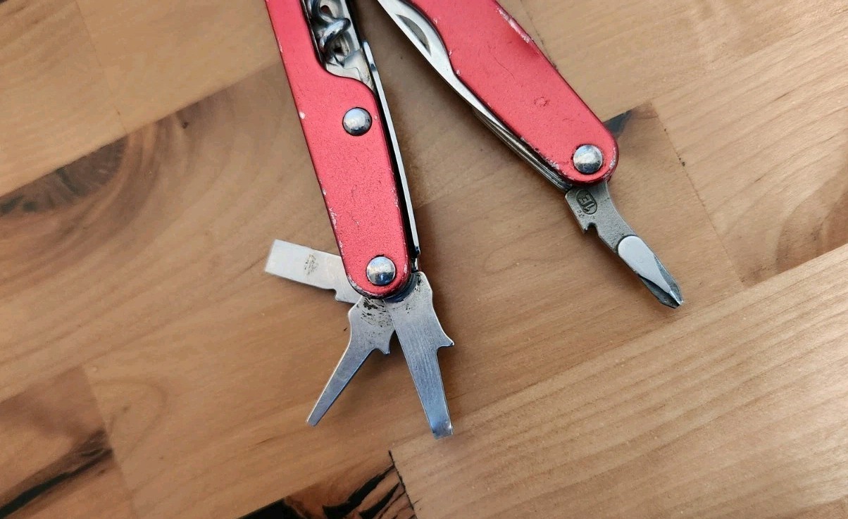 Leatherman Juice C2 Multi Tool Inferno Red Retired Vintage Preowned – Great U9