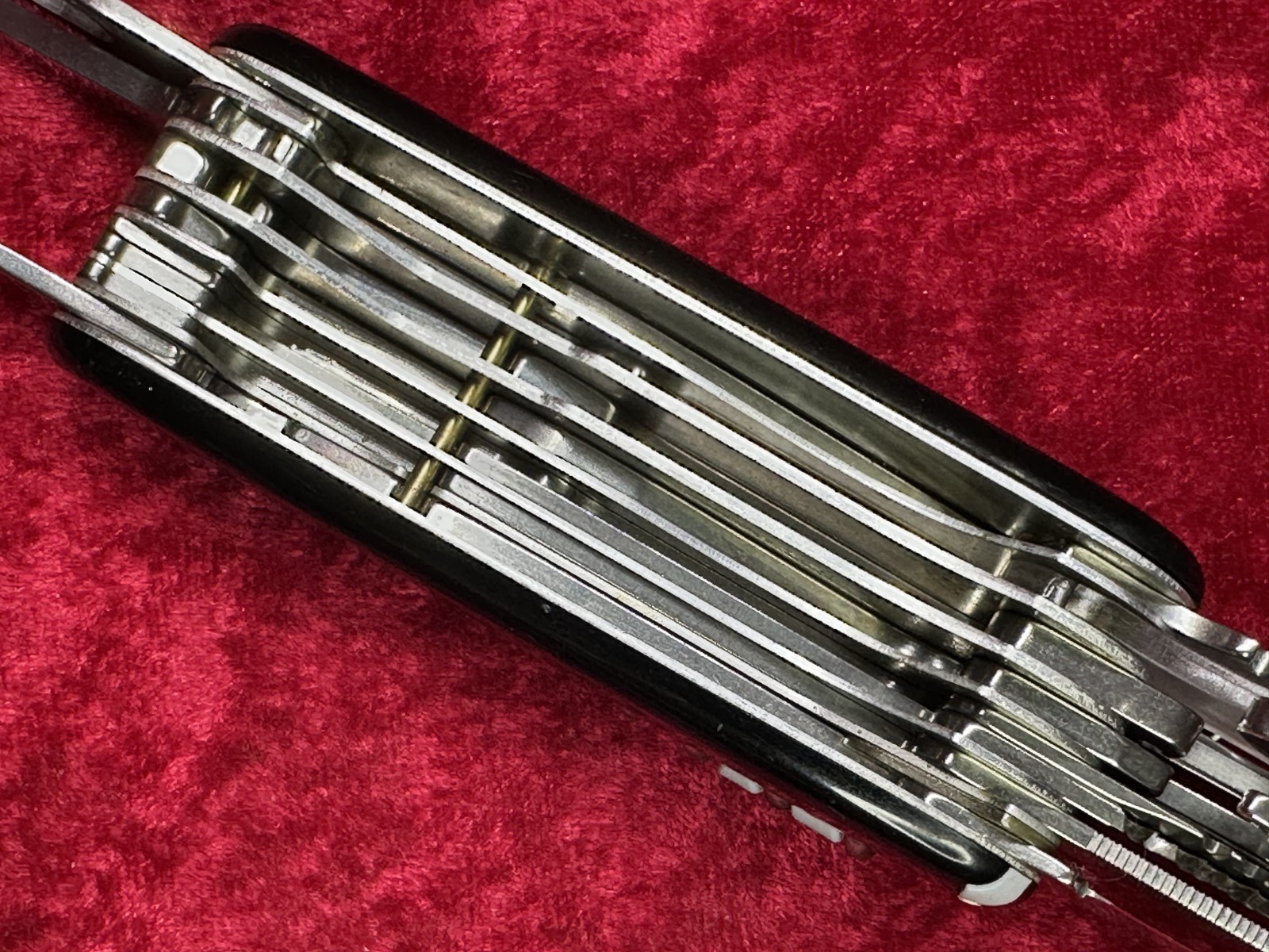 Victorinox SwissChamp Black Swiss Army Knife 91mm 22 Tool 8 Layer (685)