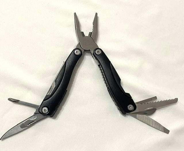 Car and Driver 15- Multitools Screwdrivers Pliers Wire Cutter Swiss Army Knife