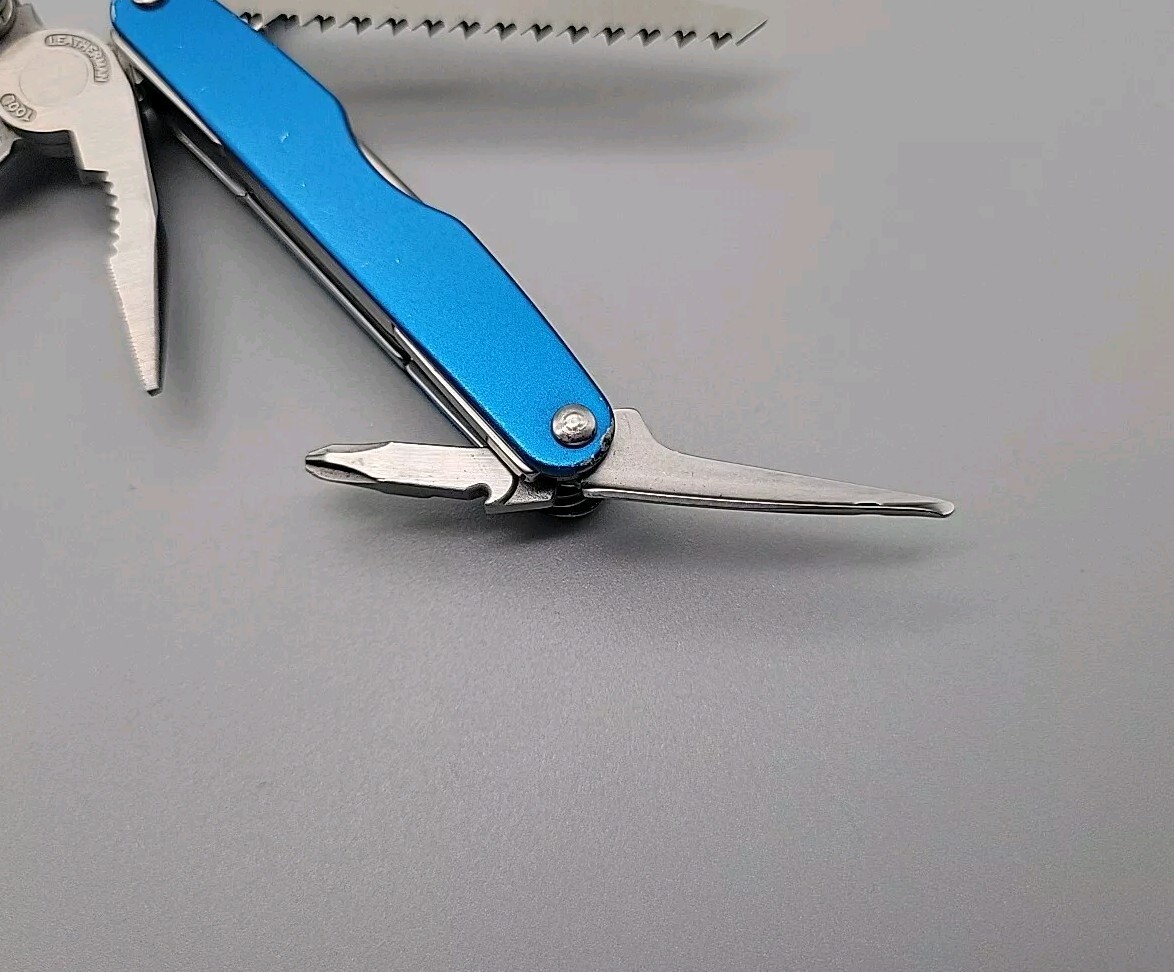 Leatherman Juice CS4 Multi Tool – Dated 0304 – Blue – Pliers * Retired *