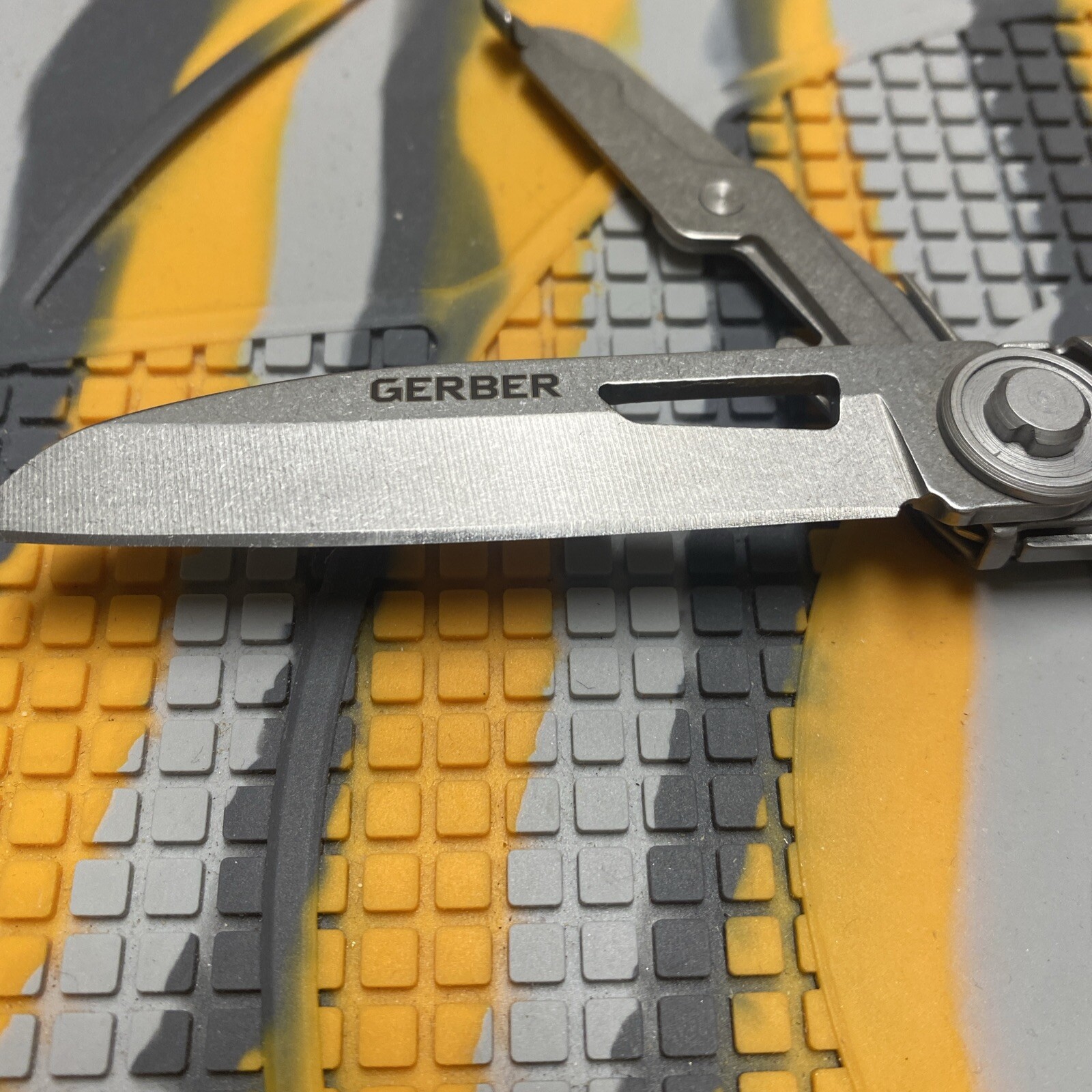 Gerber Armbar Slim Cut Multi-Tool, Knife, Scissors