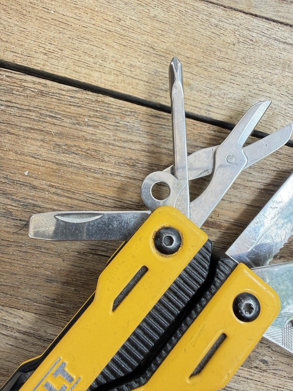 DEWALT Multi-Tool w/ Pliers Knife Saw File Screwdrivers Heavy Duty EDC