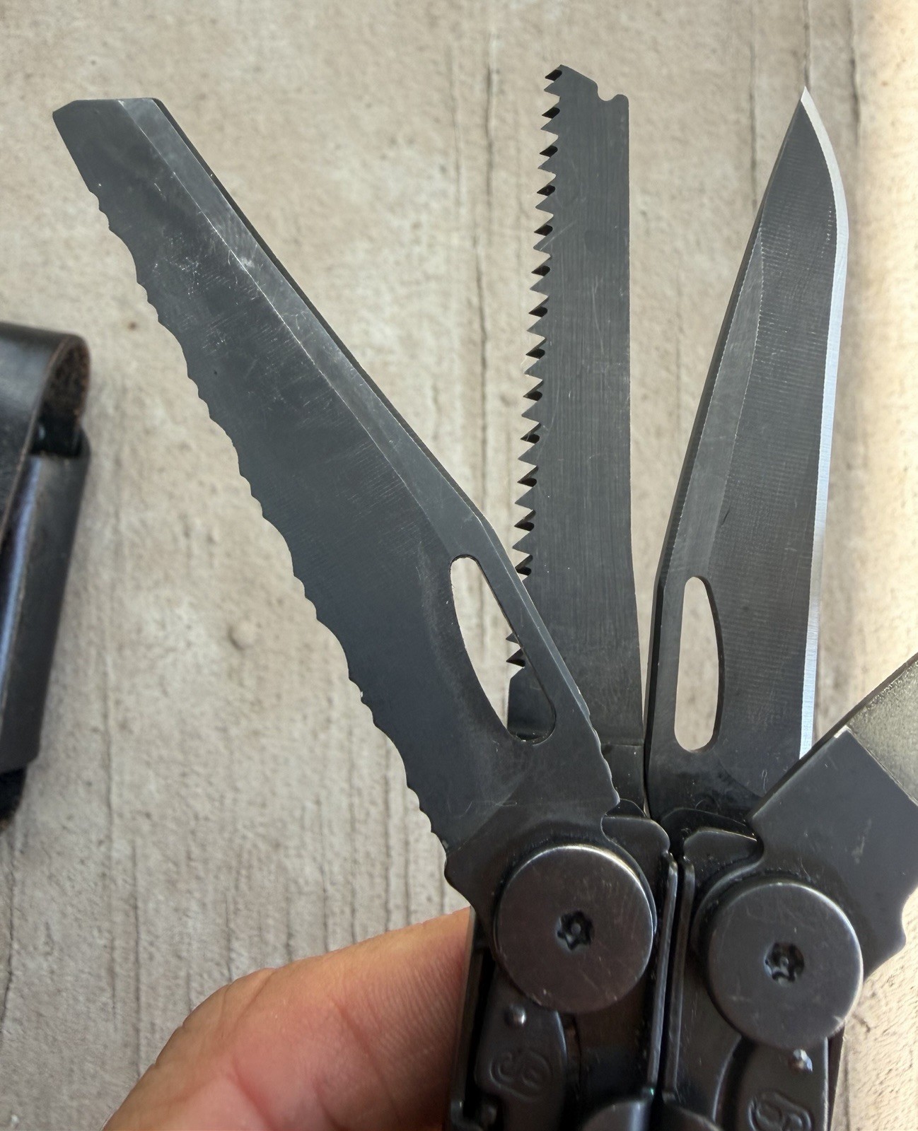 LEATHERMAN WAVE BLACK OXIDE STAINLESS STEEL FOLDING MULTI TOOL IN LEATHER SHEATH