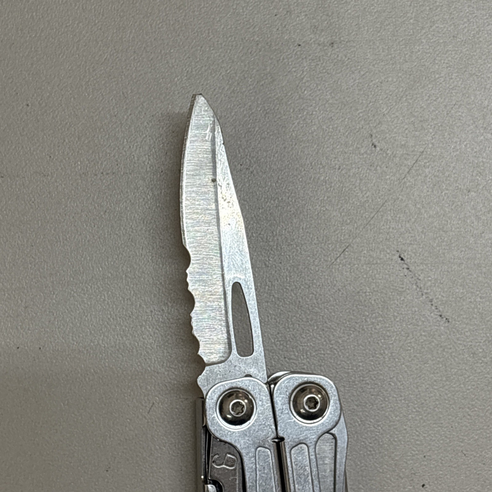 Leatherman Wingman Multitool with 14 tools Needle Nose pliers, wire cutter (026)
