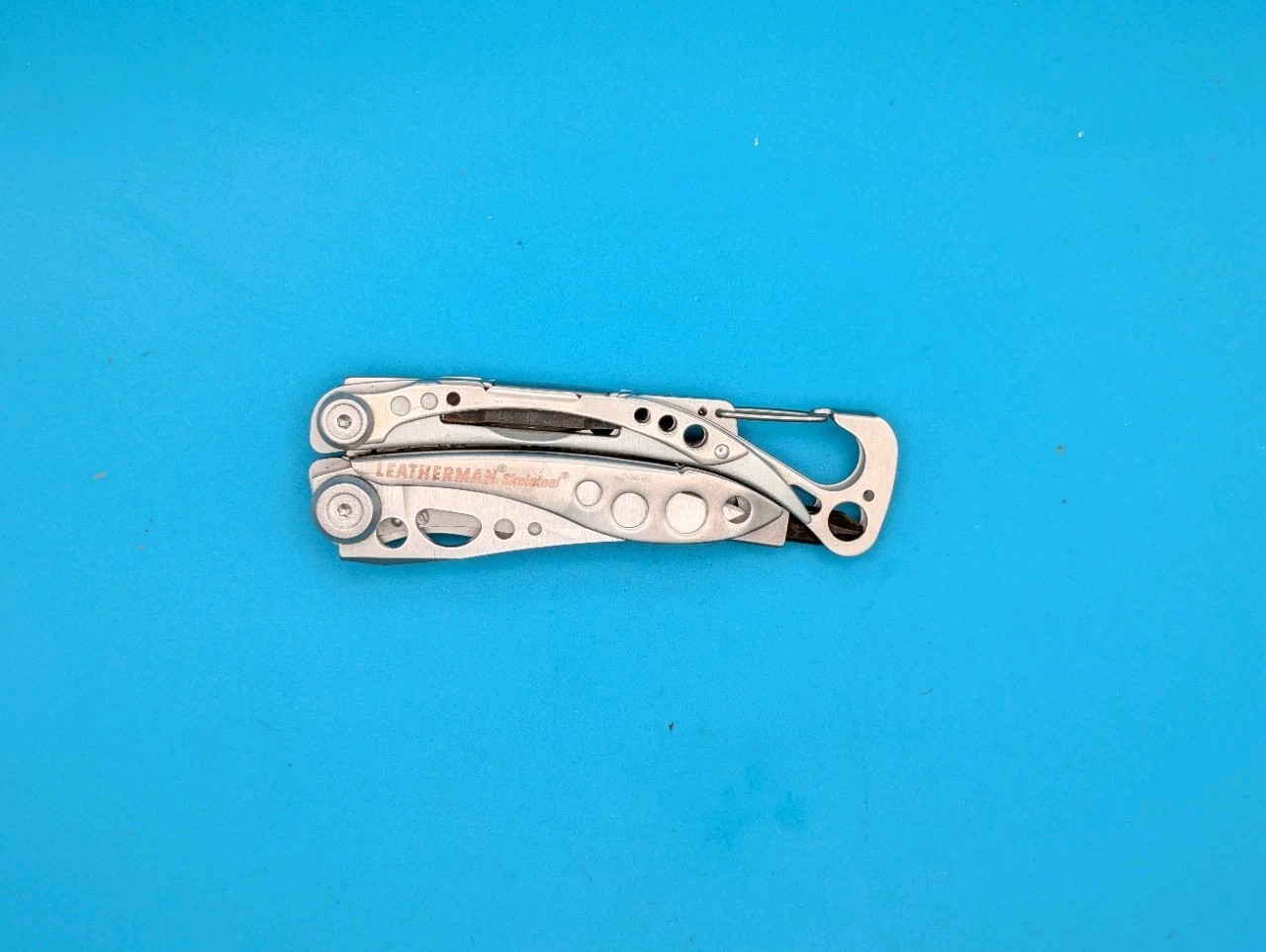 LEATHERMAN Skeletool Multi Tool – Combo Edge Blade Knife Pliers Carabiner!!!