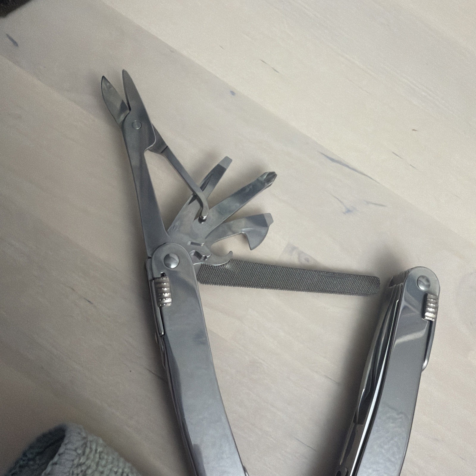 Multi Tool 24 Function Swiss Made with Locking Blade L Pouch Victorinox