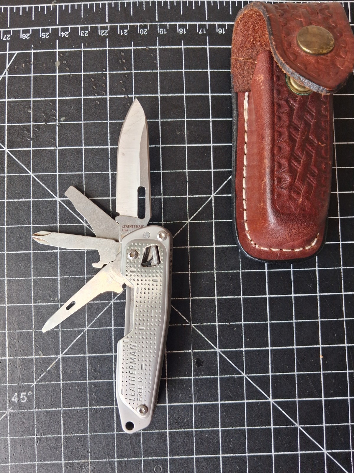 Leatherman Free T2 Multi-Tool 6 Tools 2.5in Stainless Blade w/ Leather Sheath