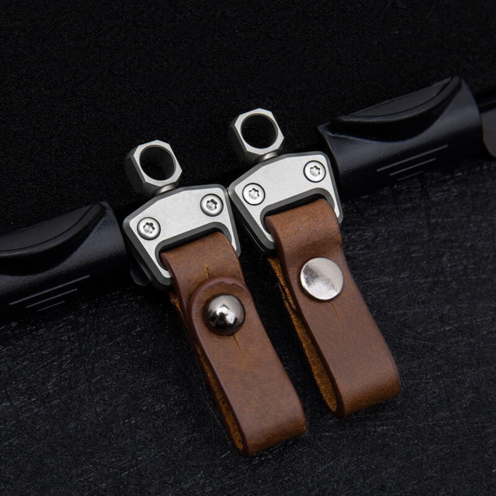 EDC Titanium Alloy + Leather Portable Car Universal Keychain Hanging Buckle Tool